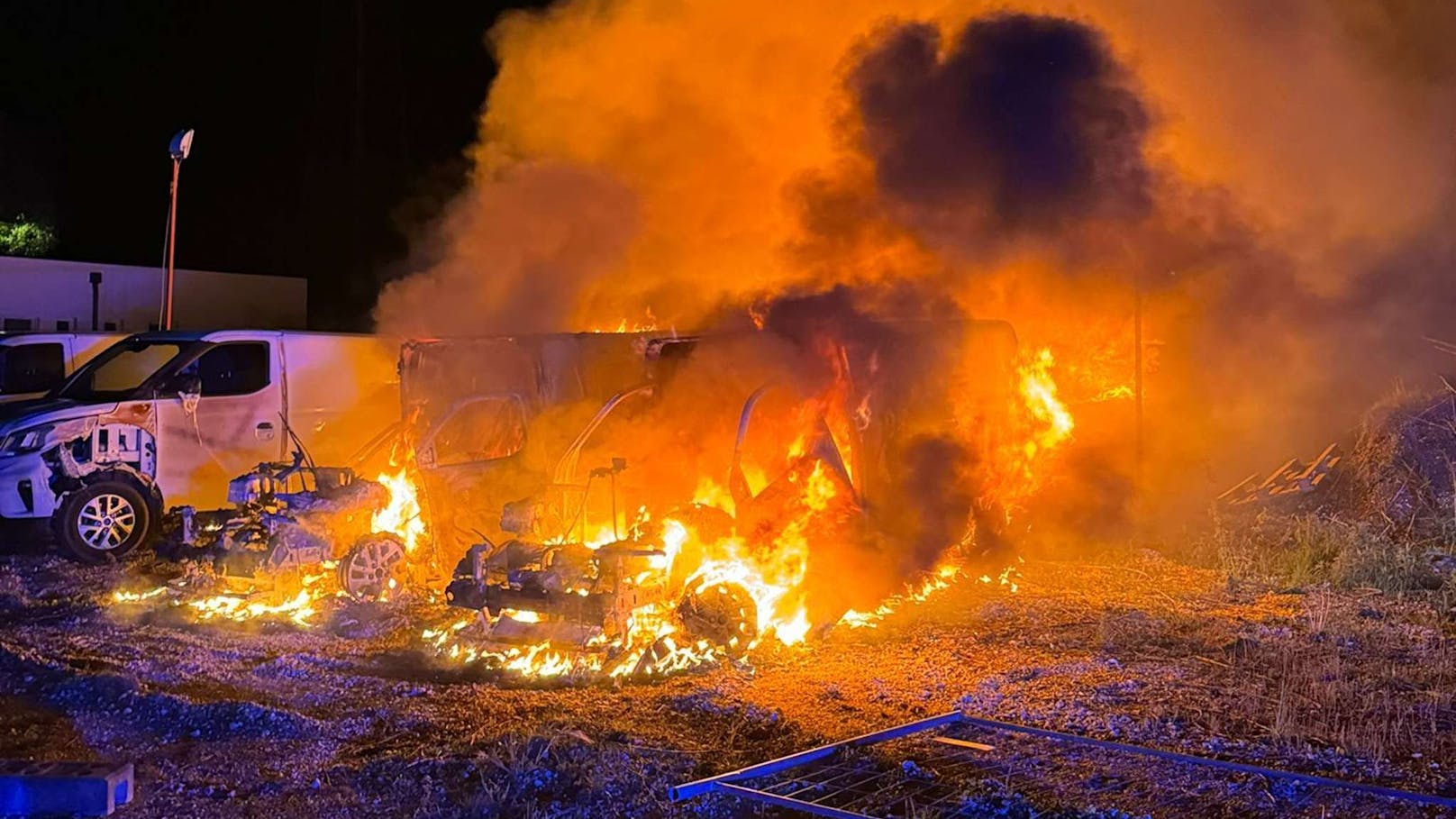 Die Batterien machten das Löschen des Feuers besonders schwer.