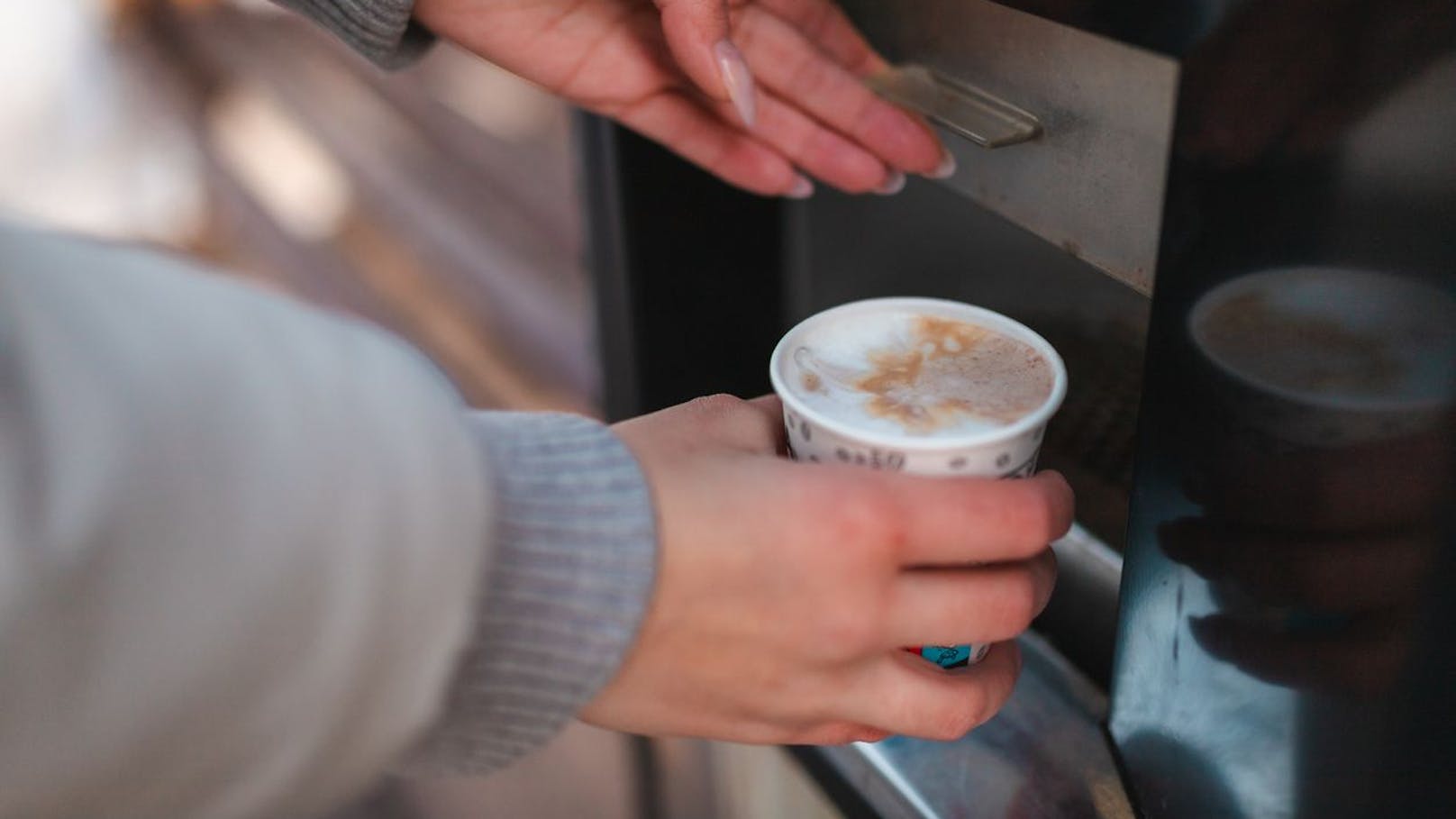 Die 21-Jährige trank einen Automatenkaffee am Flughafen Mallorca – dann eskalierte die Situation.