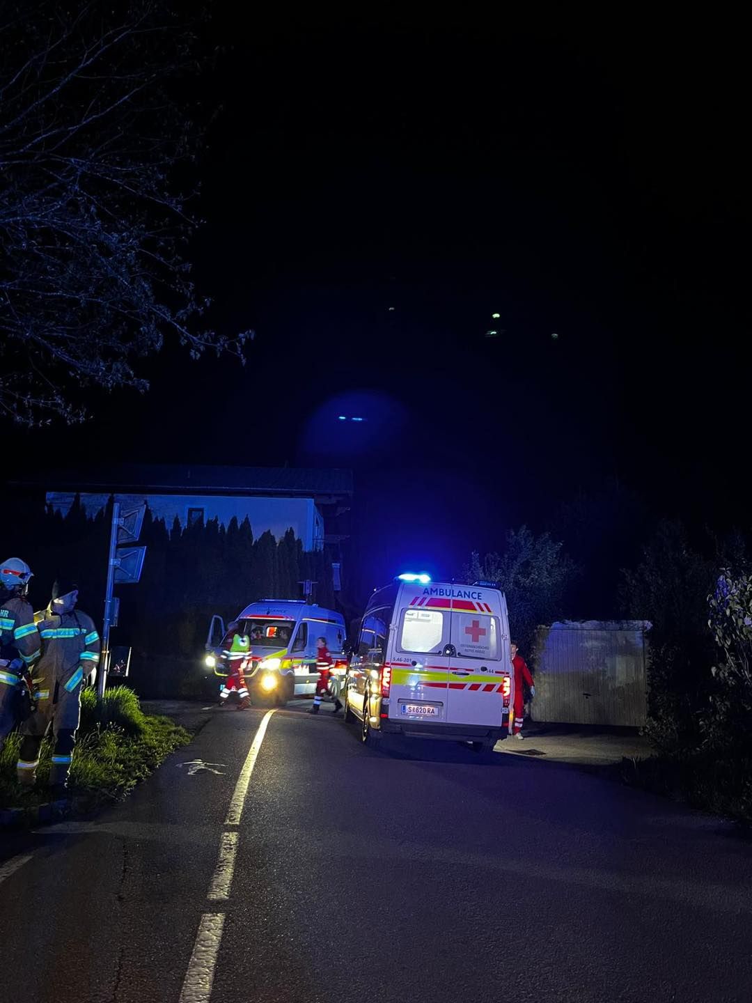 Die Rettungskräfte am Einsatzort in Obertrum, wo eine ganze Familie plötzlich Vergiftungserscheinungen zeigte. (22. April 2024)