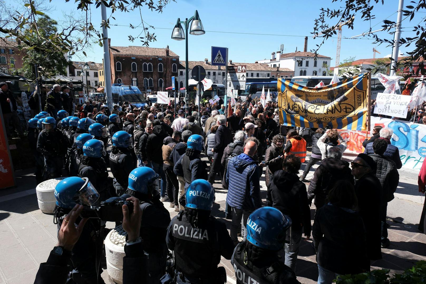 Einige Polizisten rückten wegen des Protestes aus.