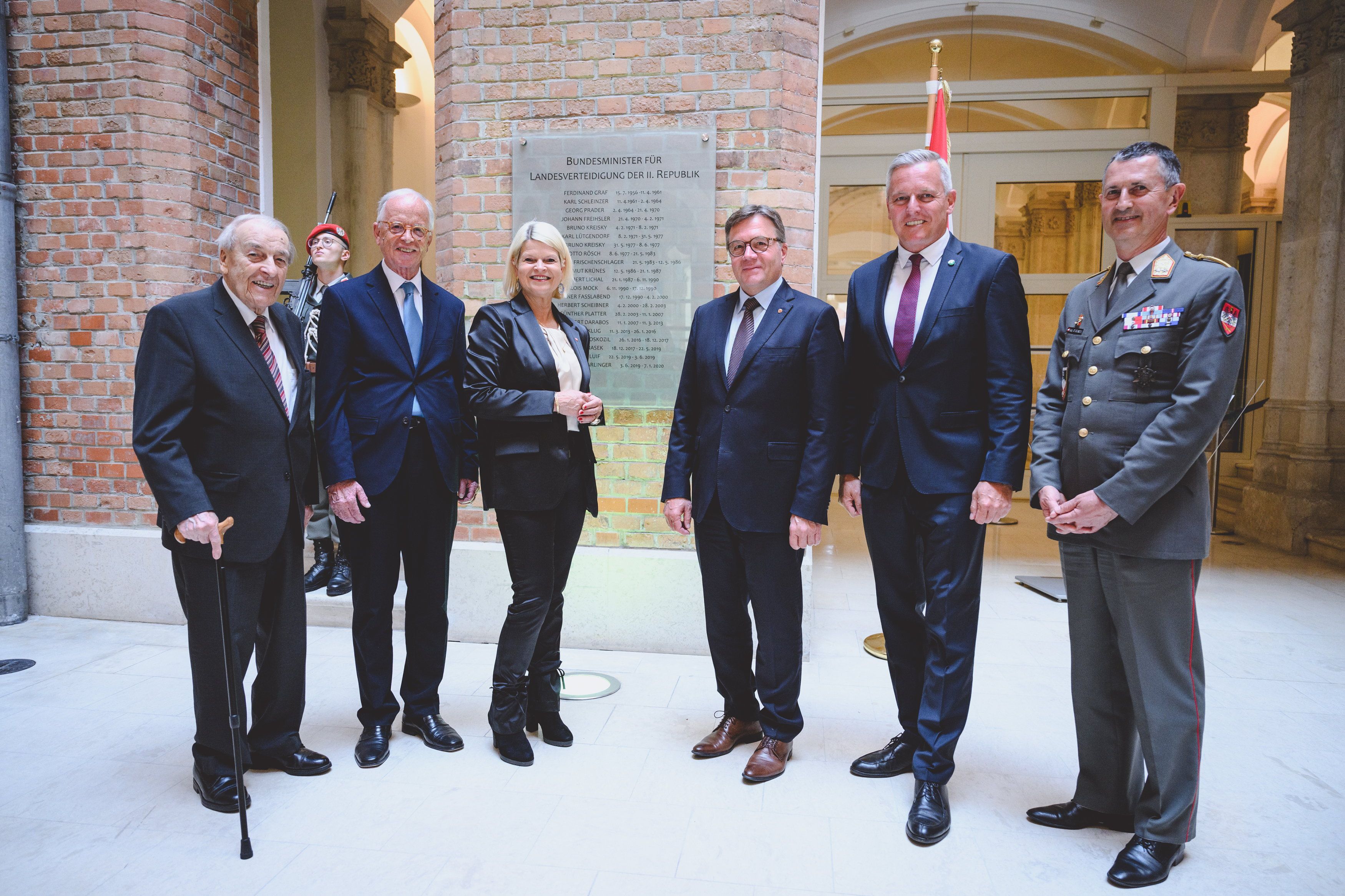 v.l.: Robert Lichal, der ehemaliger Verteidigungsminister Werner Fasslabend und die aktuelle Amtsinhaberin Klaudia Tanner (ÖVP) bei einem Festakt zur Ehrung ehemaliger Verteidigungsminister und Generalstabschefs im Mai 2023.