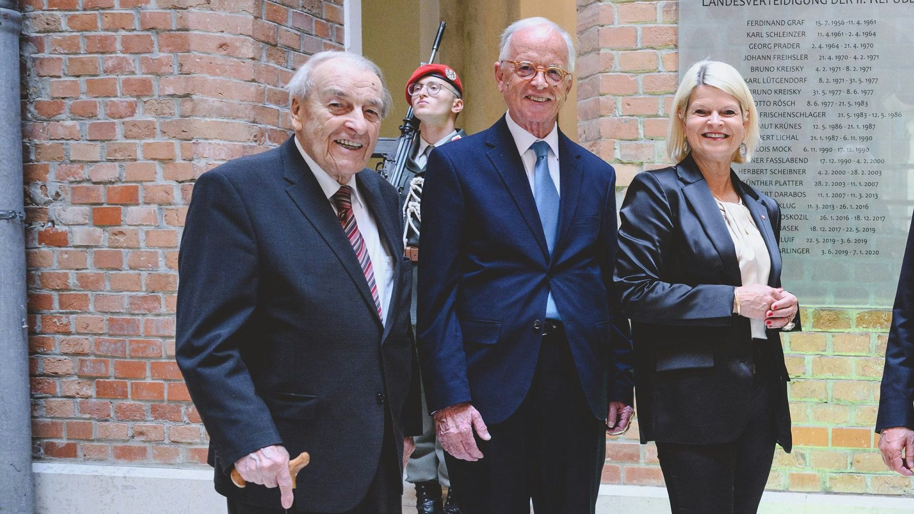 v.l.: Robert Lichal, der ehemaliger Verteidigungsminister Werner Fasslabend und die aktuelle Amtsinhaberin Klaudia Tanner (ÖVP) bei einem Festakt zur Ehrung ehemaliger Verteidigungsminister und Generalstabschefs im Mai 2023.