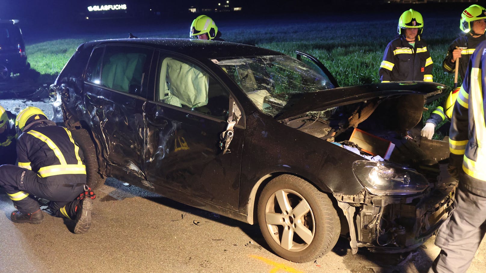 Ein schwerer Verkehrsunfall zwischen zwei PKW auf der B134 Wallerner Straße bei Fraham (Bezirk Eferding) hat am späteren Mittwochabend zwei teils Schwerverletzte gefordert.