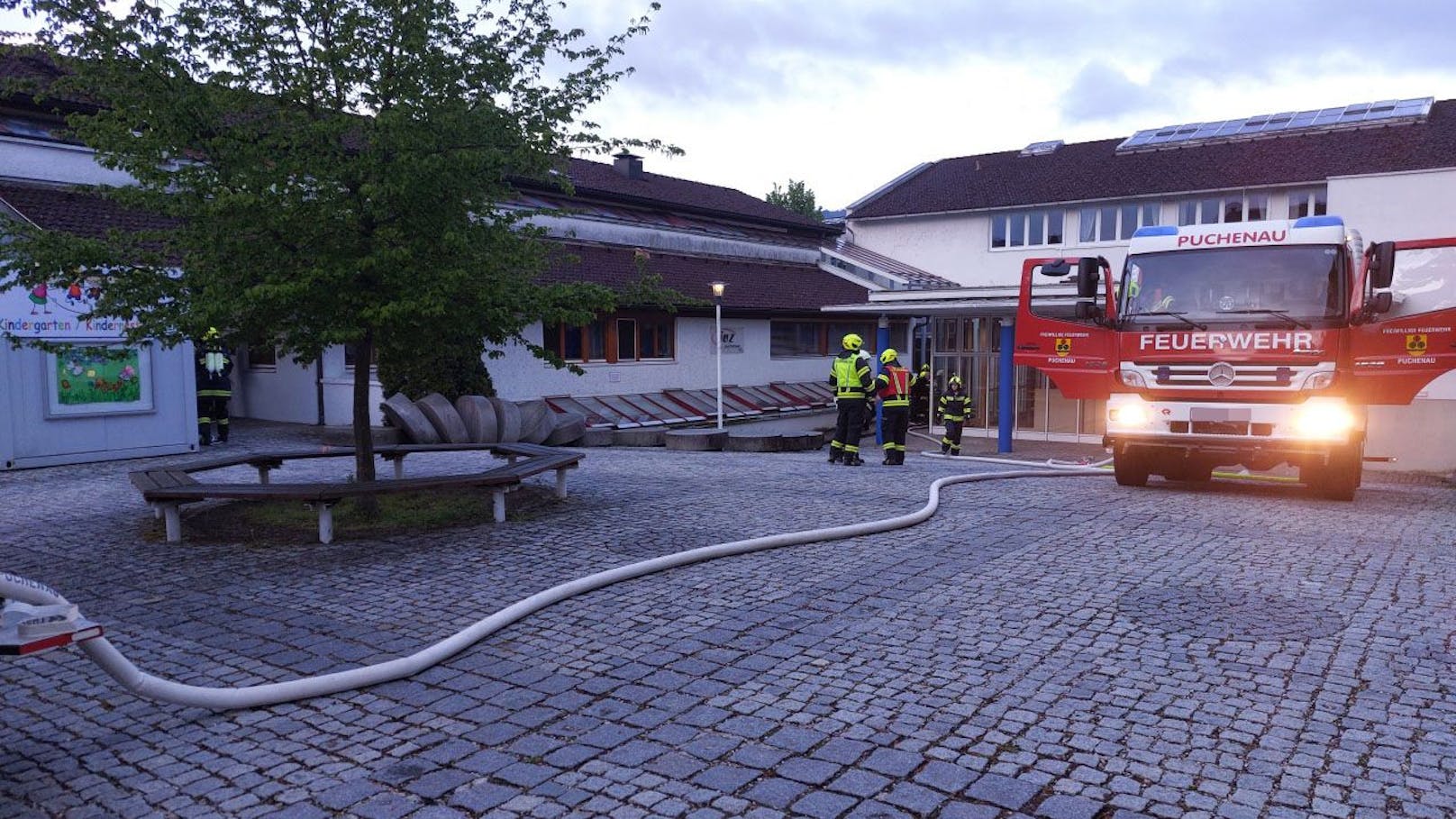 Unbekannte Täter brachen in ein Jugendzentrum ein, stahlen Geld und warfen eine Rauchgranate in den Raum.