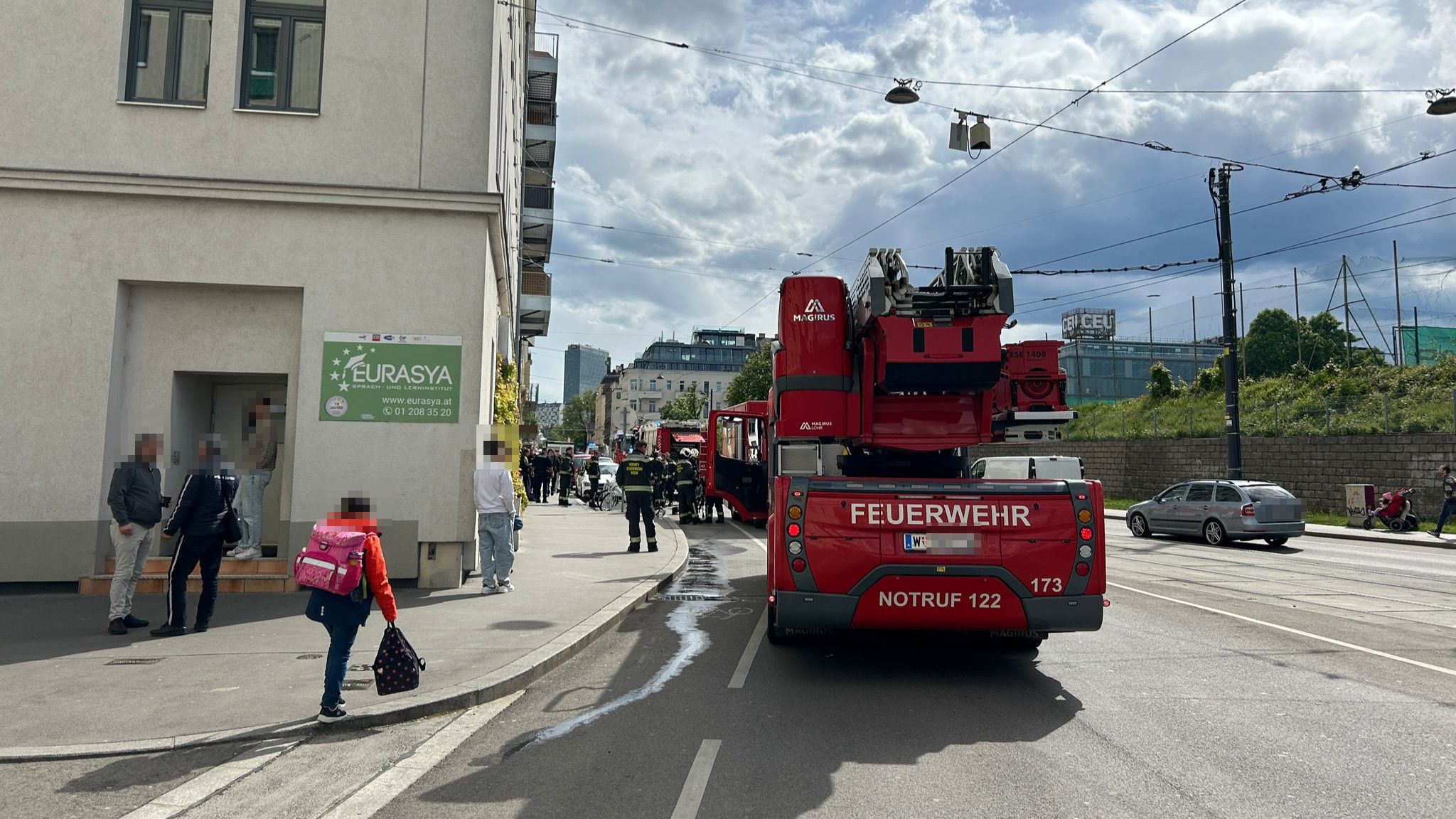 In der Absberggasse sahen Passanten besorgt auf ein Wohnhaus.