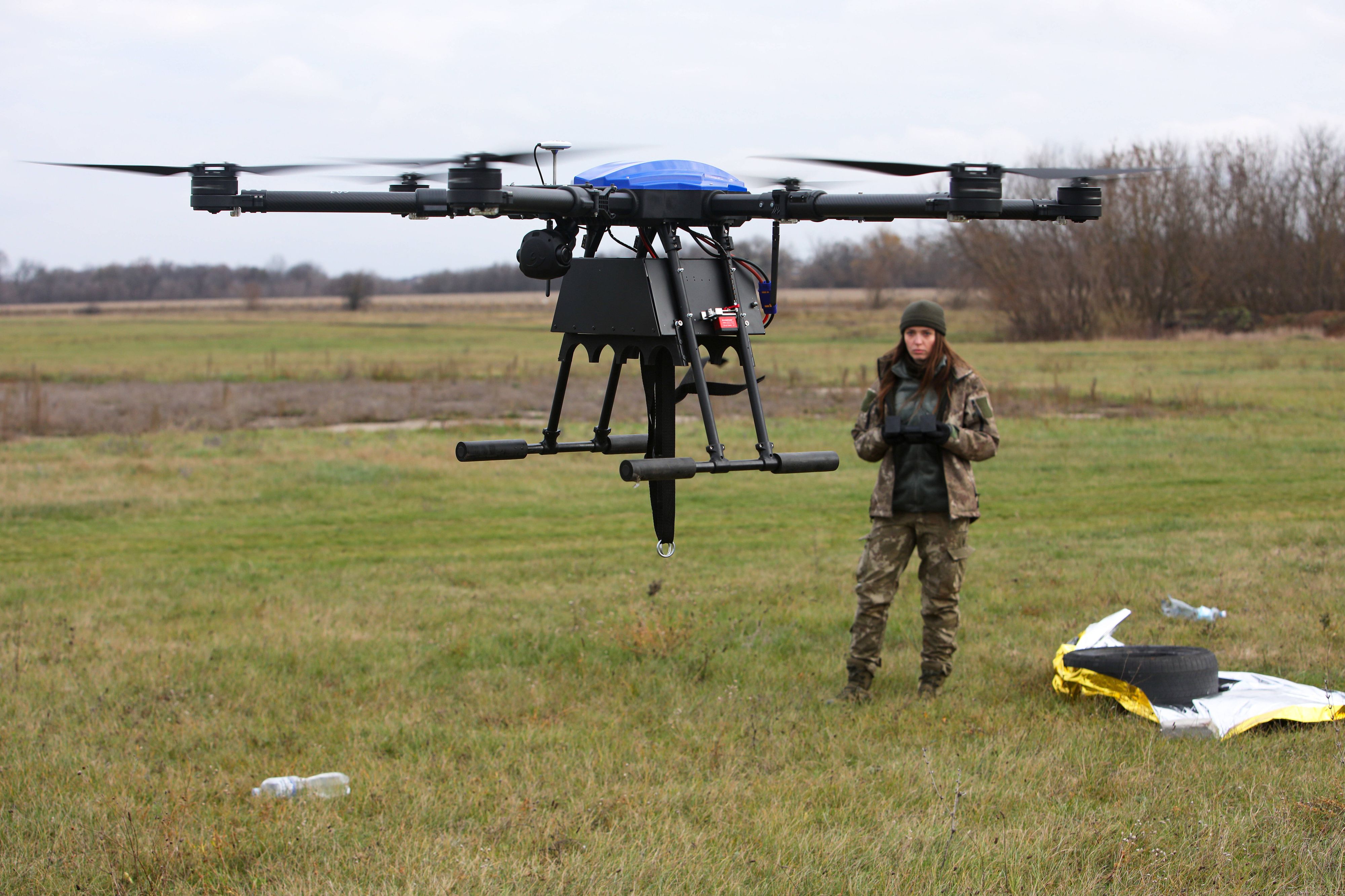 Drohnen sind auf den ukrainischen Schlachtfeldern längst unverzichtbar. Archivbild eines Flugtrainings in der Region Charkiw, November 2022.