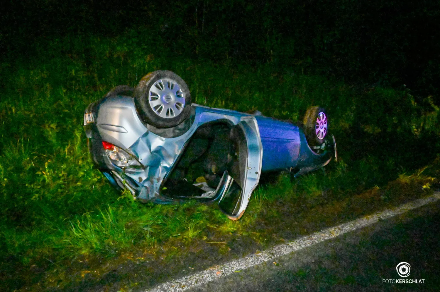 Am Mittwochabend wurden bei einem Autoüberschlag drei Personen verletzt – die erst 19-jährige Lenkerin wich einem Reh aus.