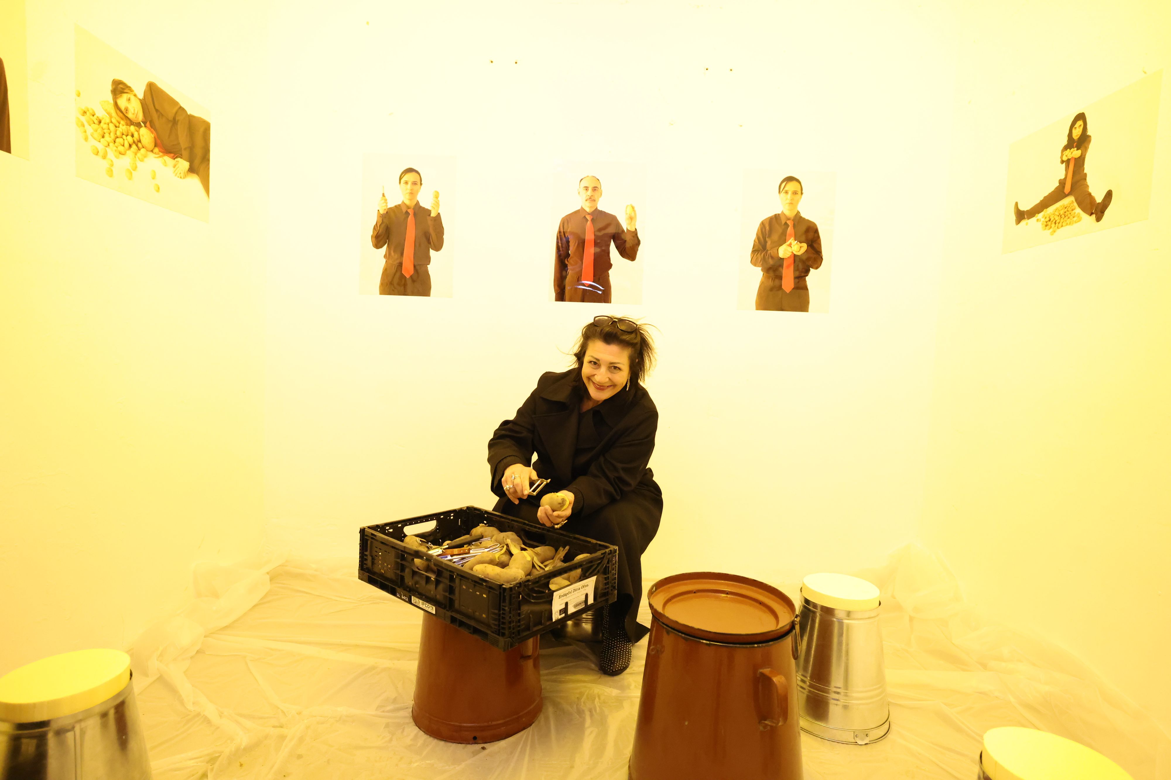Wiens Kulturstadträtin Kulturstadträtin Veronica Kaup-Hasler (SP) schälte Kartoffeln im Bunker - zur Eröffnung der Performance-Installation mit dem Titel 