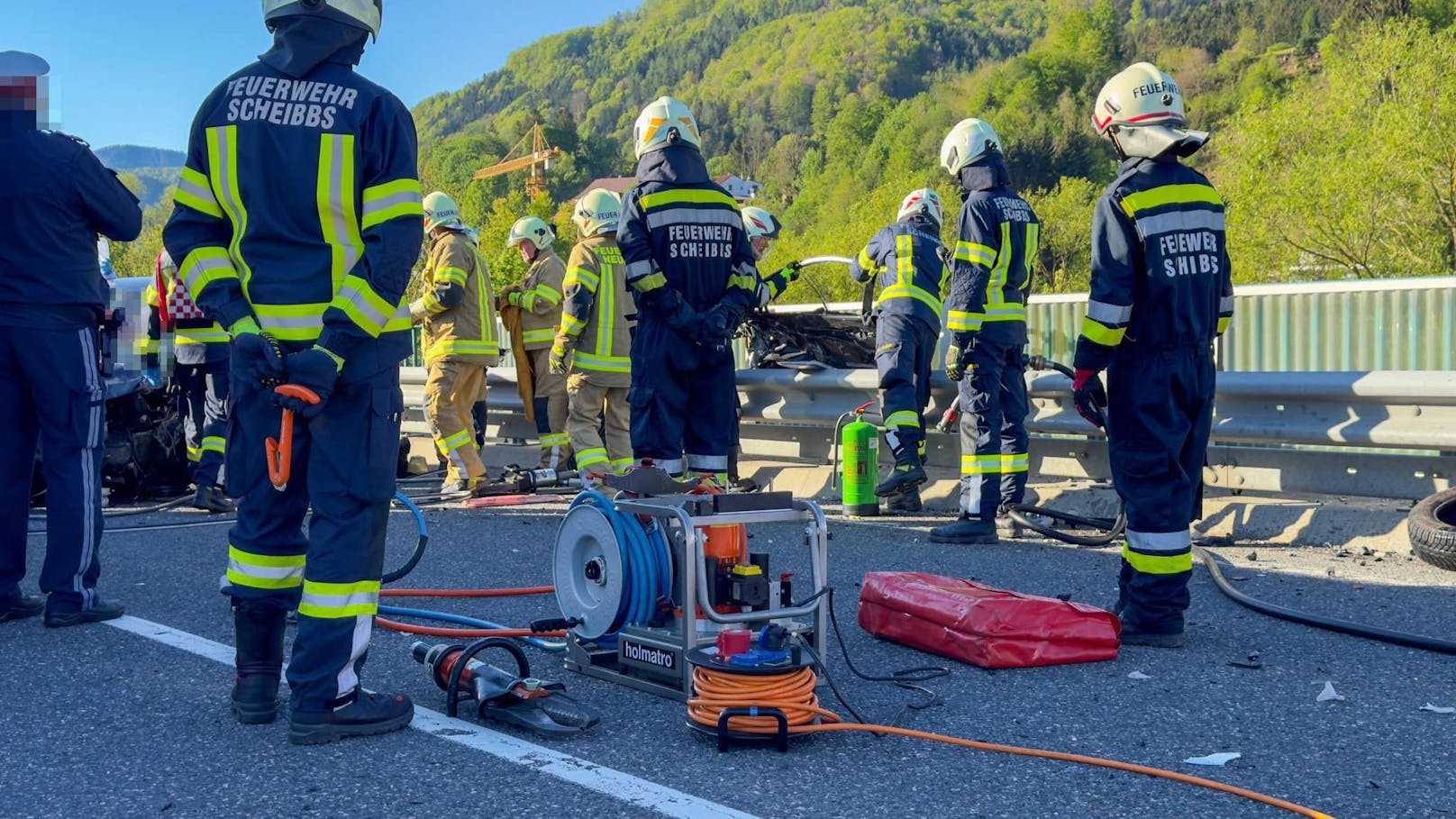 Kurz vor 8:00 Uhr am Freitagmorgen ereignete sich auf der Bundesstraße 25 bei Neustift im Bezirk Scheibbs ein schwerer Verkehrsunfall. Aus bislang noch ungeklärter Ursache kollidierten zwei Fahrzeuge miteinander, was zu einer dramatischen Situation führte.