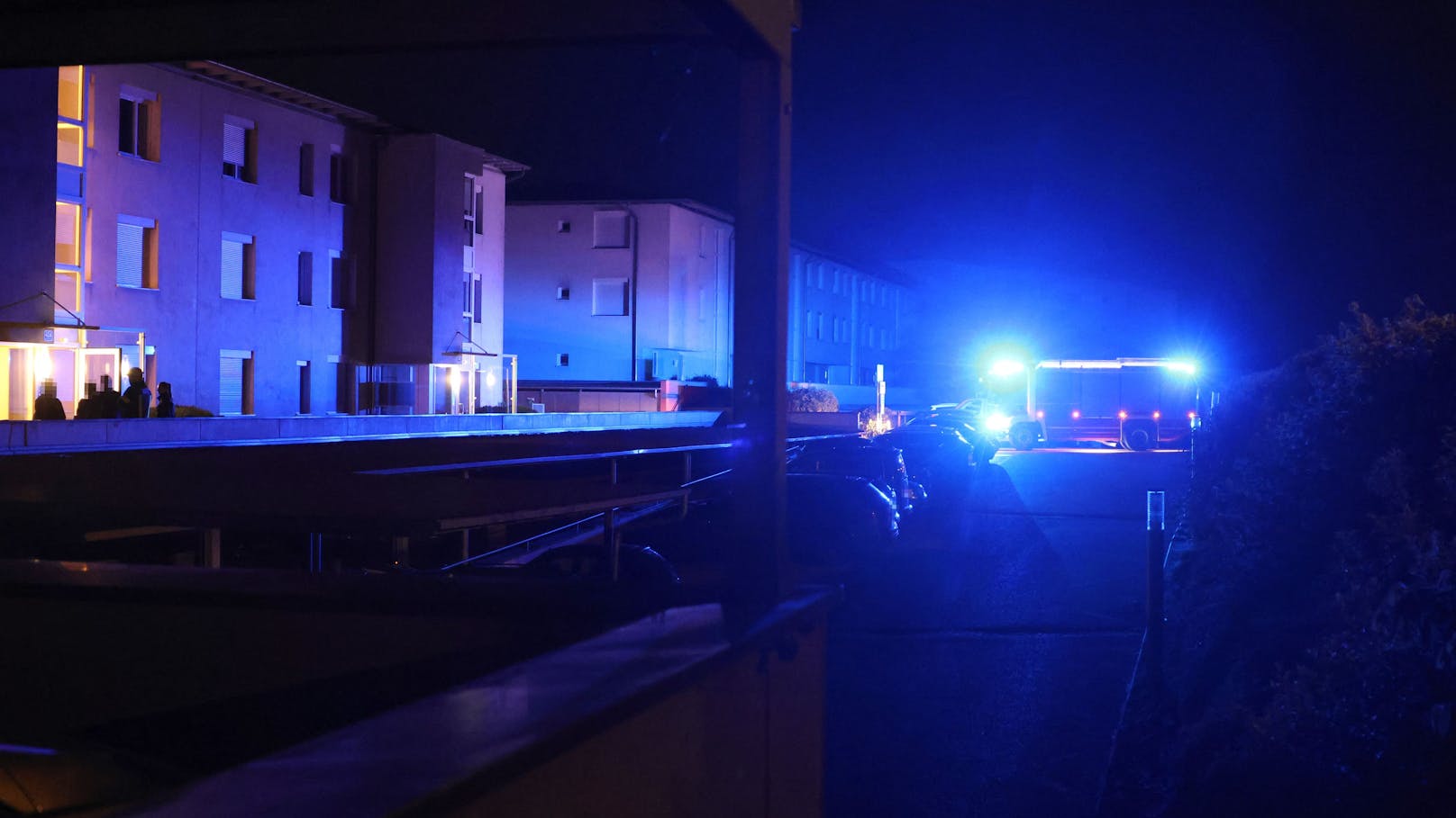 Ein Akkubrand in einer Wohnung eines Mehrparteienwohnhauses in Wels-Vogelweide hat am späten Donnerstagabend für einen Einsatz von Feuerwehr und Polizei gesorgt.