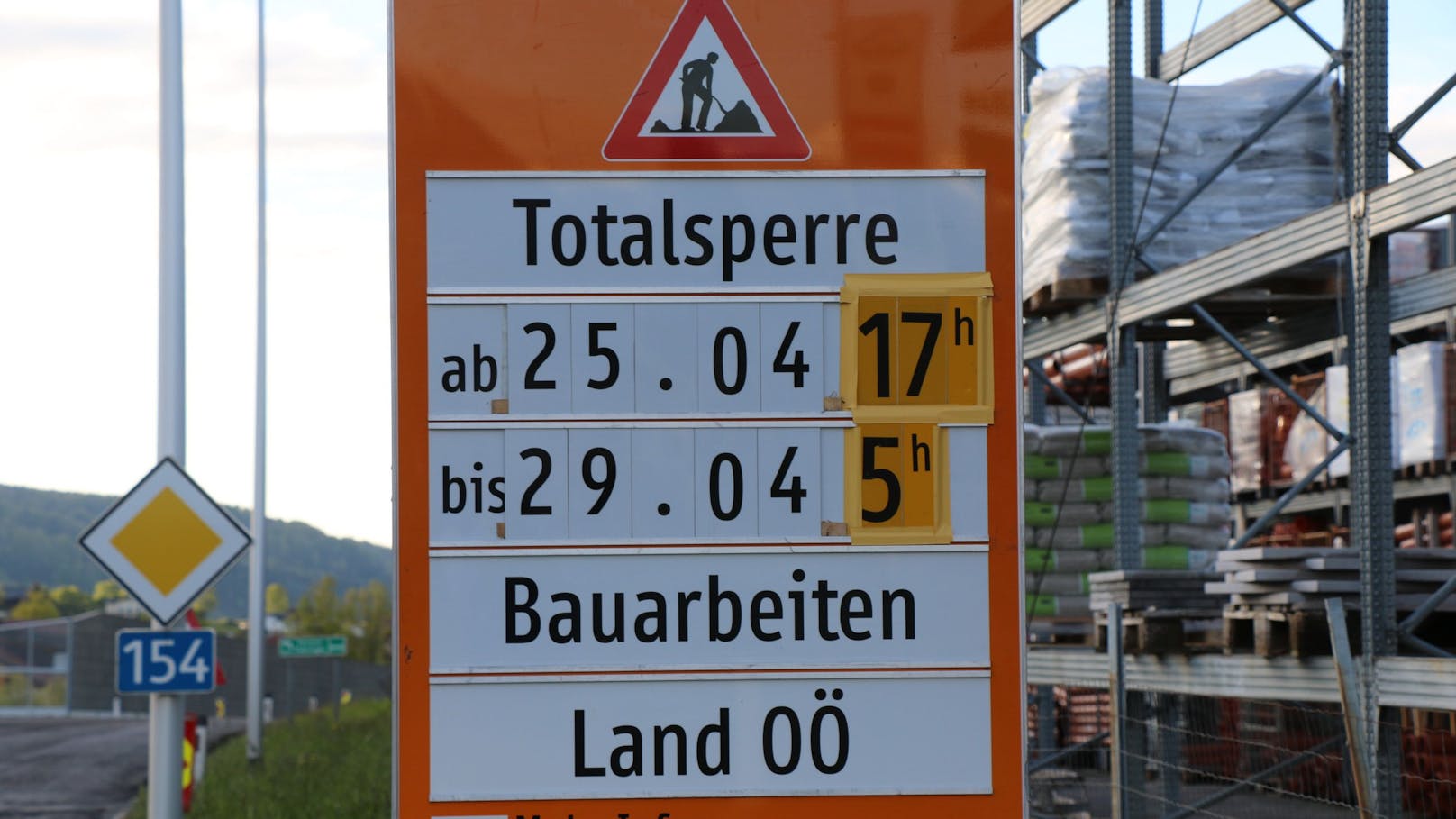 Die B154 ist zwischen dem Lagerhaus Mondsee und der Feuerwehr Zell am Moos aufgrund von Straßenbauarbeiten vom 25.04.2024 17:00 Uhr bis zum 29.04.2024 05:00 Uhr vollständig gesperrt.