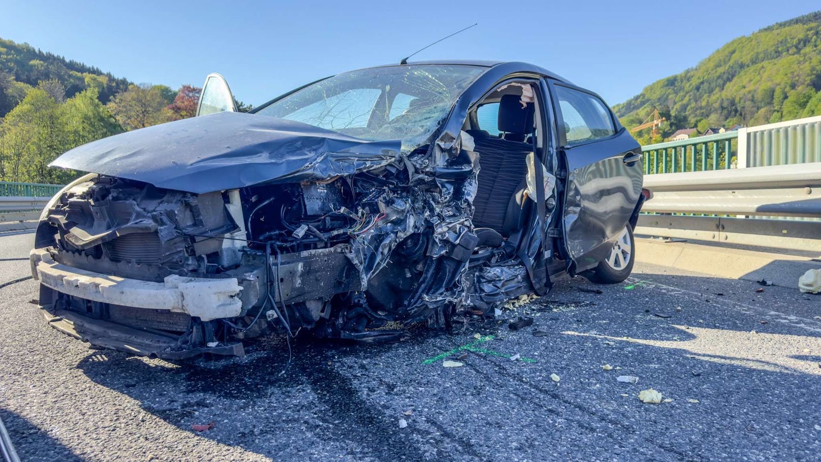 Kurz vor 8:00 Uhr am Freitagmorgen ereignete sich auf der Bundesstraße 25 bei Neustift im Bezirk Scheibbs ein schwerer Verkehrsunfall. Aus bislang noch ungeklärter Ursache kollidierten zwei Fahrzeuge miteinander, was zu einer dramatischen Situation führte.