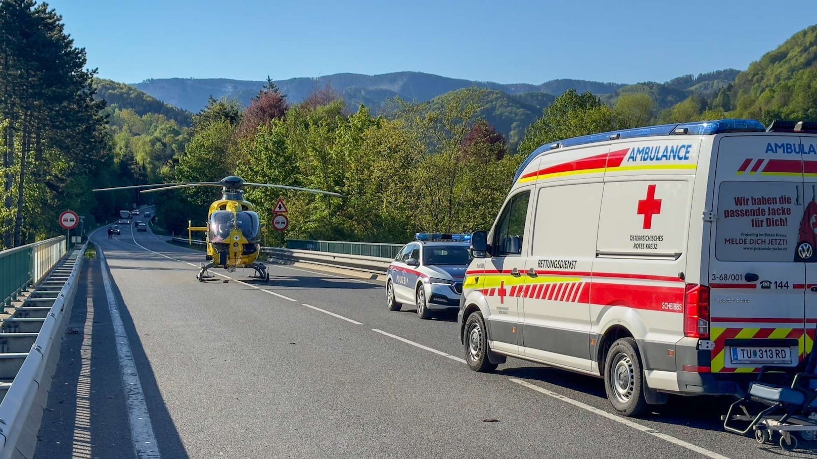 Kurz vor 8:00 Uhr am Freitagmorgen ereignete sich auf der Bundesstraße 25 bei Neustift im Bezirk Scheibbs ein schwerer Verkehrsunfall. Aus bislang noch ungeklärter Ursache kollidierten zwei Fahrzeuge miteinander, was zu einer dramatischen Situation führte.