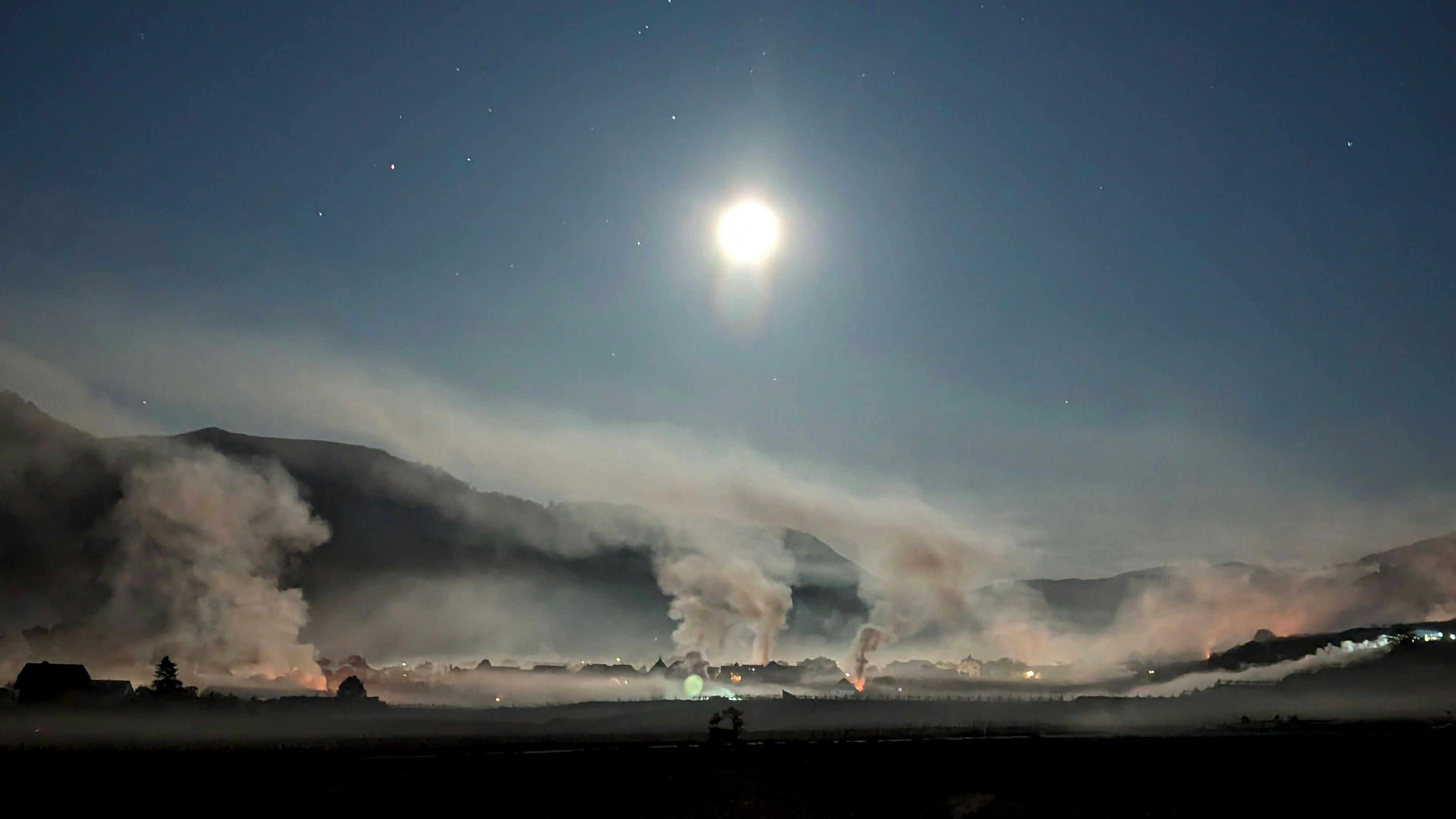Bei Temperaturen um den Gefrierpunkt wurden im Morgengrauen des 26. April 2024 auch in Weißenkirchen in der Wachau Strohballen entzündet, um Frostschäden an den Kulturen zu verhindern.