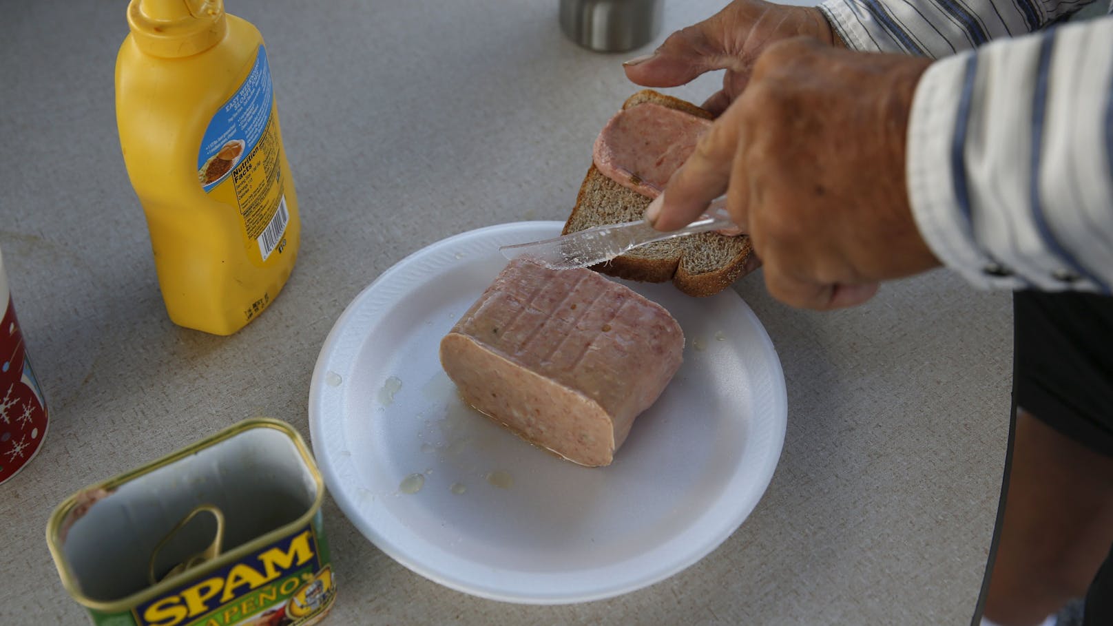 Weite Verbreitung fand das Dosenfleisch dann während des Zweiten Weltkriegs, "da es lange haltbar war". 