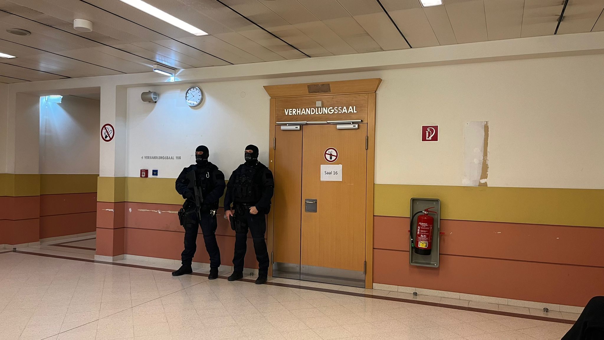 Schwer bewaffnete Beamten sicherten den Gerichtssaal beim Prozess gegen Lorenz K. (26. April 2024)