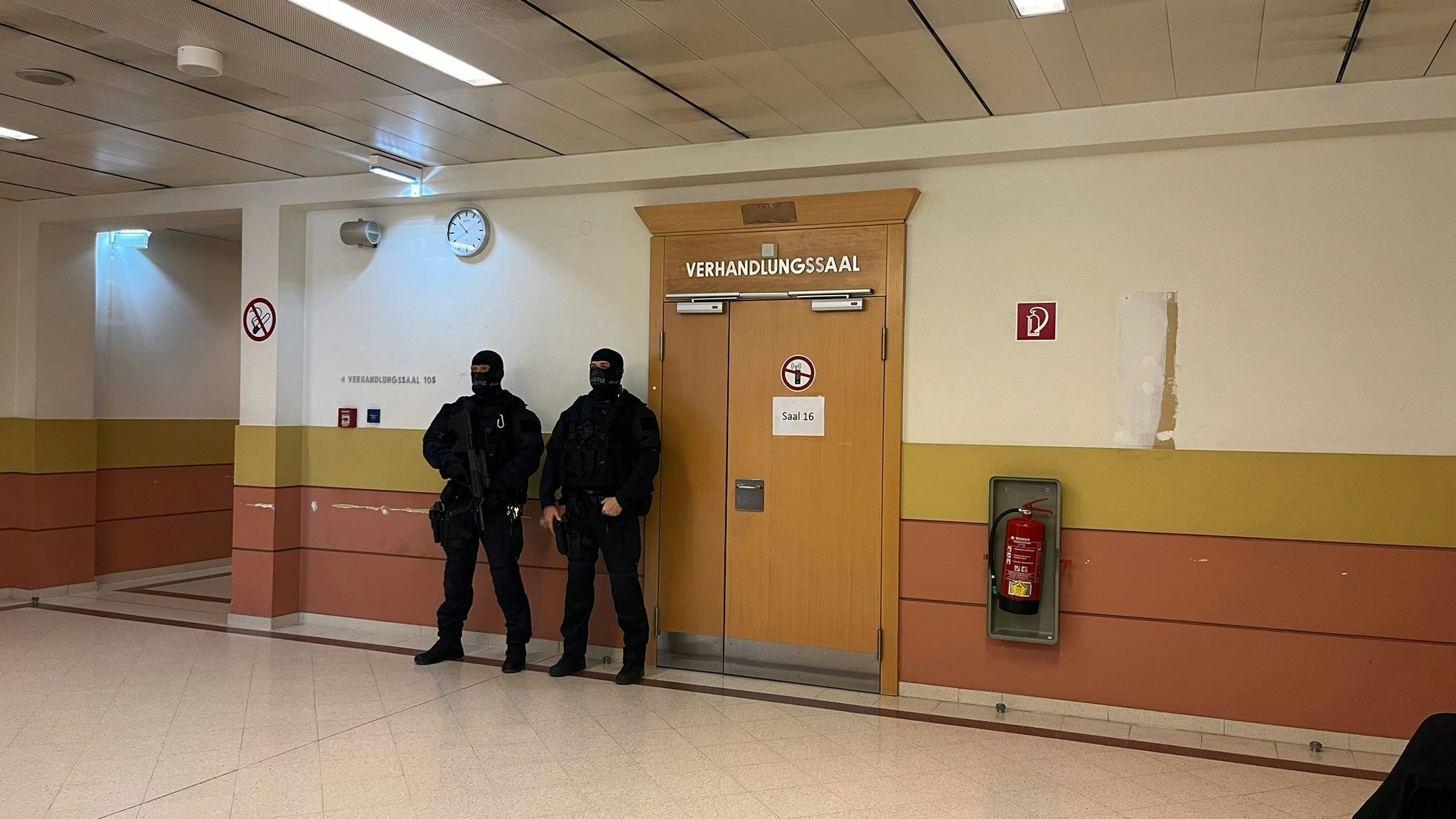 Schwer bewaffnete Beamten sicherten den Gerichtssaal beim Prozess gegen Lorenz K. (26. April 2024)