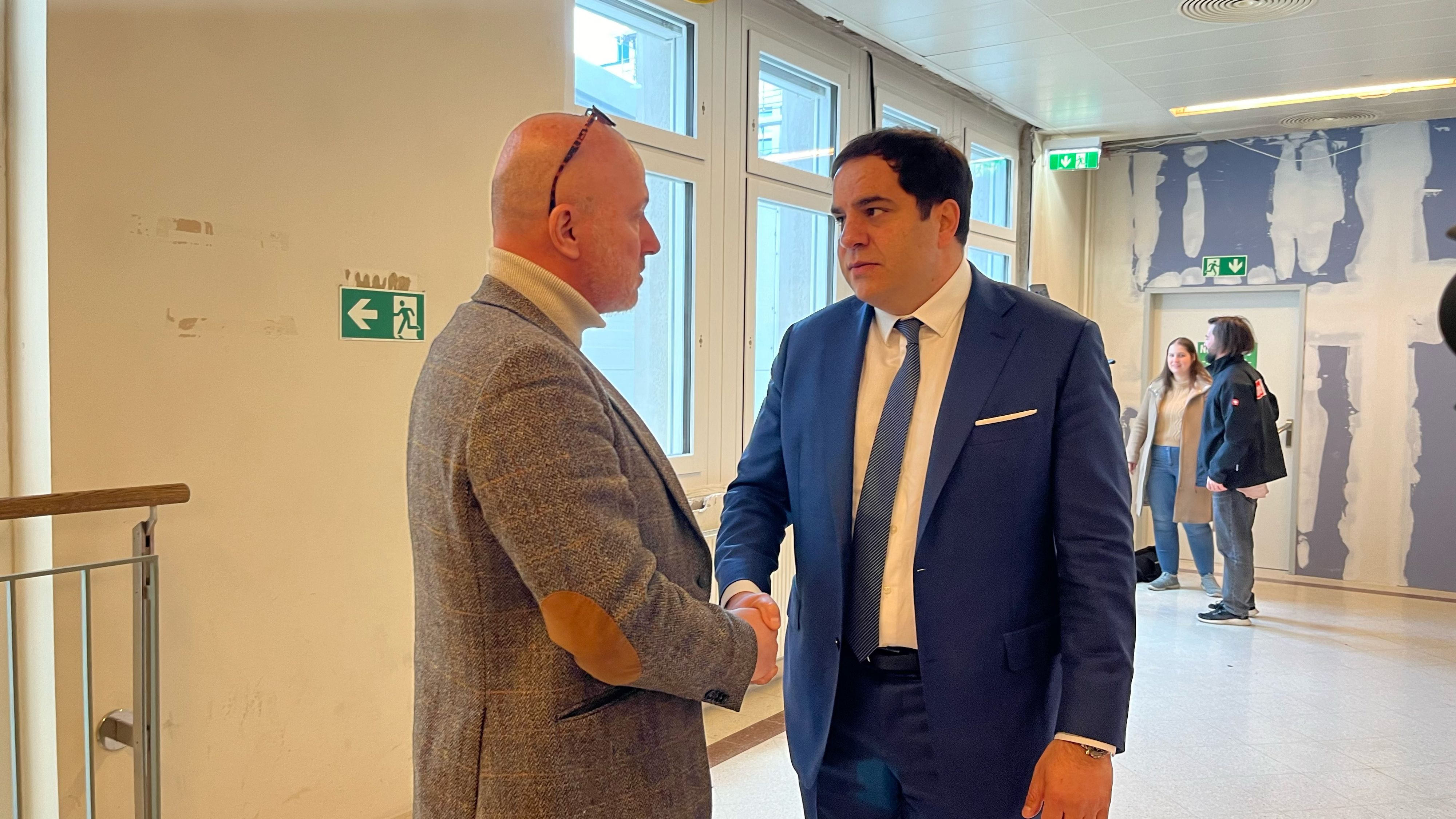 Shakehands unter Anwälten: Andreas Schweitzer (er vertritt einen der Beschuldigten) und Opfervertreter Sascha Flatz (r.) vor dem Gerichtssaal.