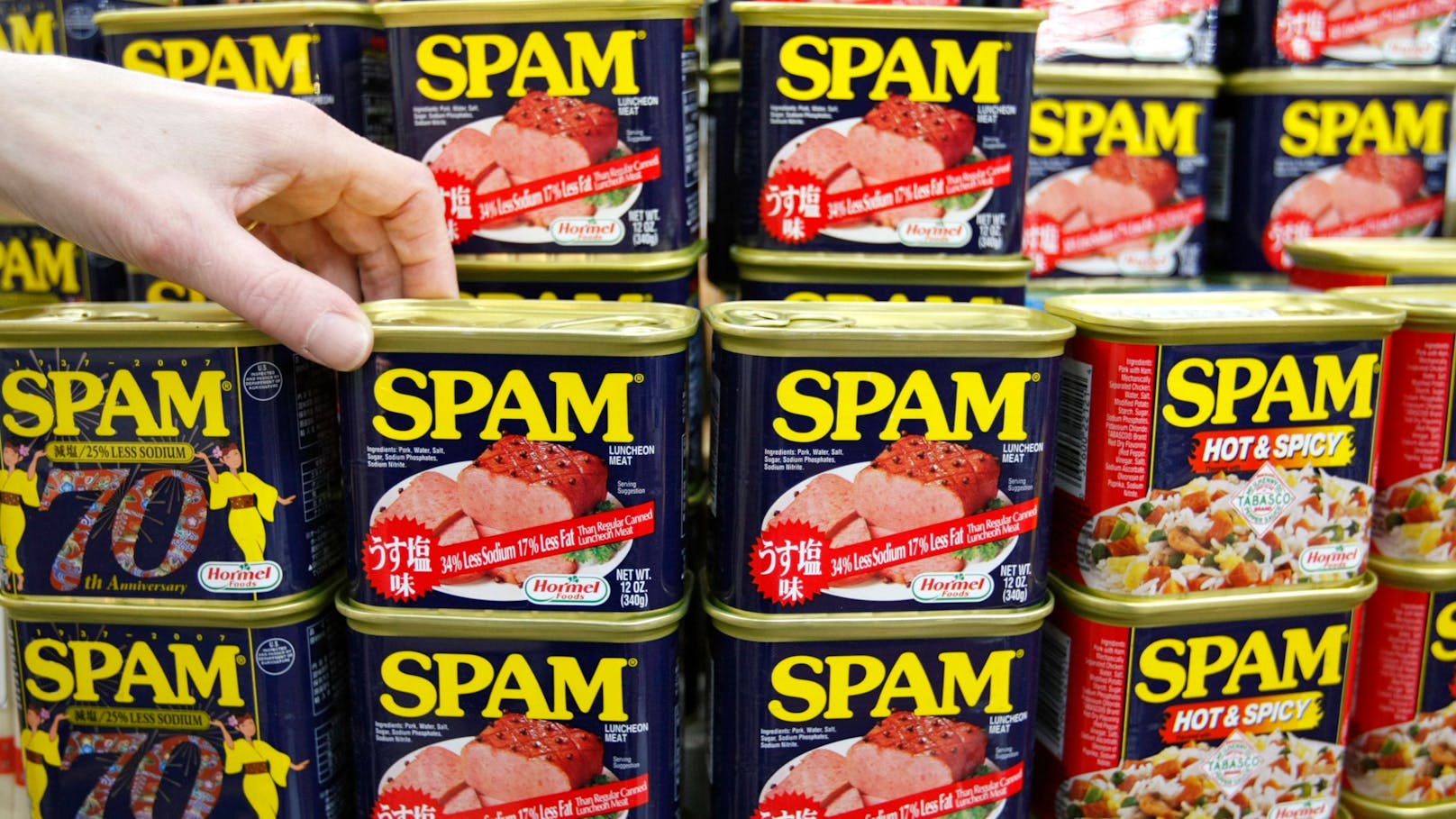 Im Jahr 1970 setzten Monty Python dem Dosenfleisch in einem Sketch ein Denkmal und ebneten den Weg für "Spam" als Bezeichnung für unerwünschte E-Mails.