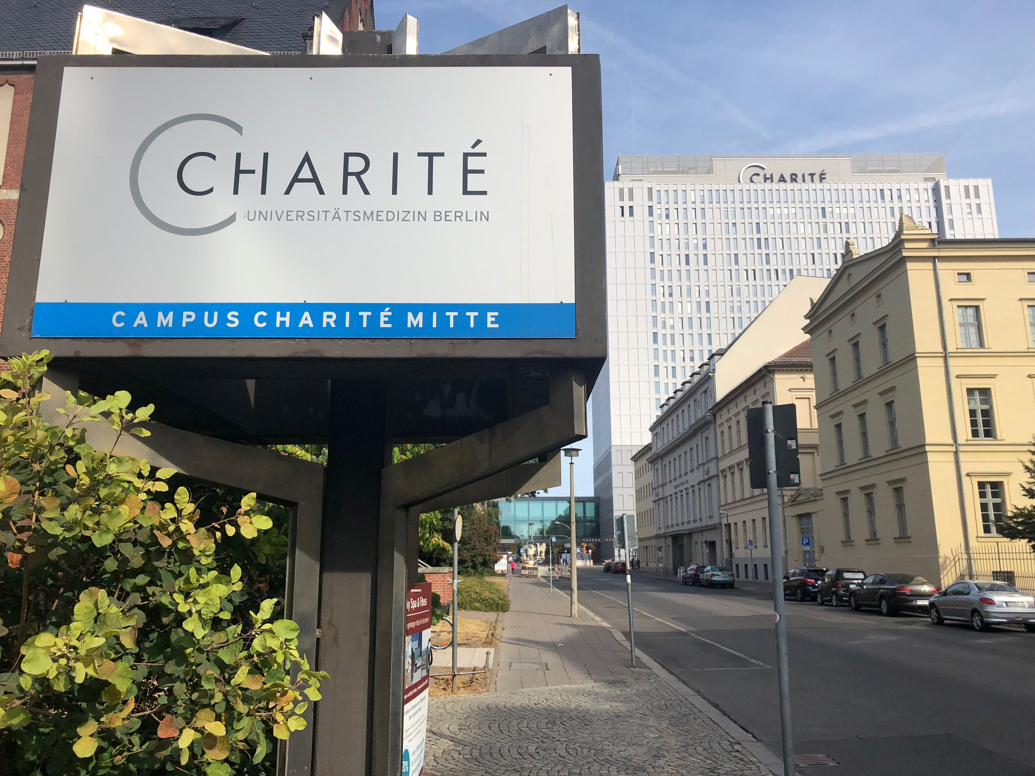 Ein Arzt der Berliner Charité ist wegen zweifachen Totschlags zu vier Jahren Haft verurteilt worden.