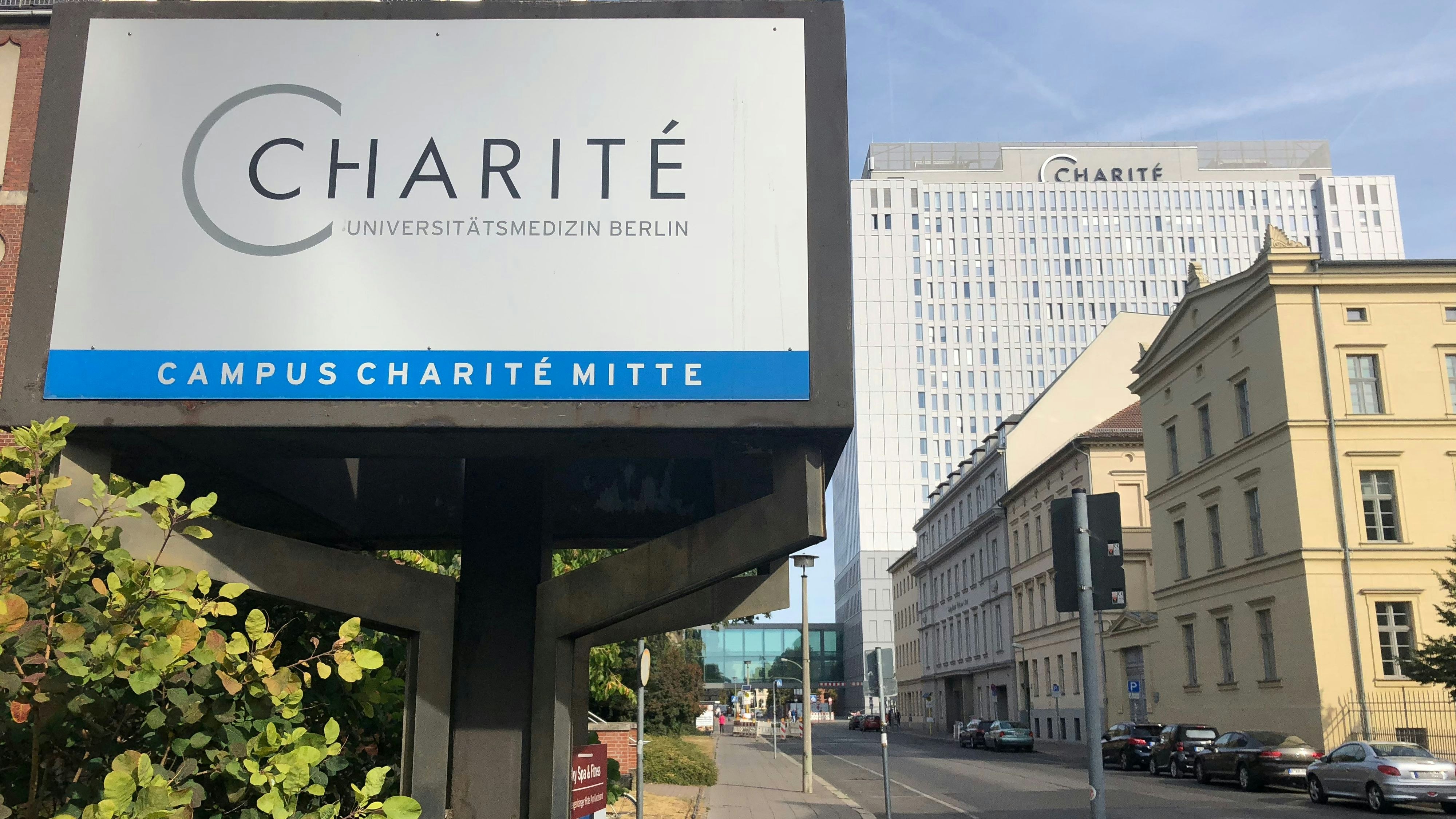 Ein Arzt der Berliner Charité ist wegen zweifachen Totschlags zu vier Jahren Haft verurteilt worden.