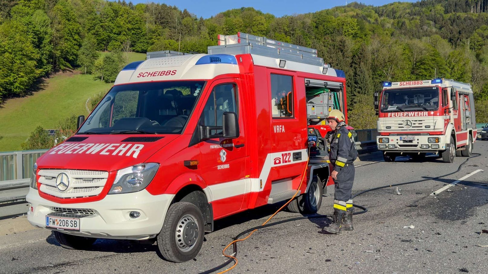 Kurz vor 8:00 Uhr am Freitagmorgen ereignete sich auf der Bundesstraße 25 bei Neustift im Bezirk Scheibbs ein schwerer Verkehrsunfall. Aus bislang noch ungeklärter Ursache kollidierten zwei Fahrzeuge miteinander, was zu einer dramatischen Situation führte.