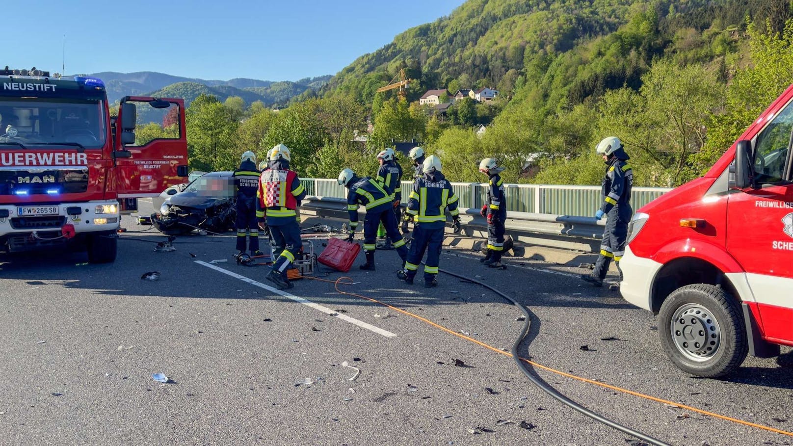 Kurz vor 8:00 Uhr am Freitagmorgen ereignete sich auf der Bundesstraße 25 bei Neustift im Bezirk Scheibbs ein schwerer Verkehrsunfall. Aus bislang noch ungeklärter Ursache kollidierten zwei Fahrzeuge miteinander, was zu einer dramatischen Situation führte.