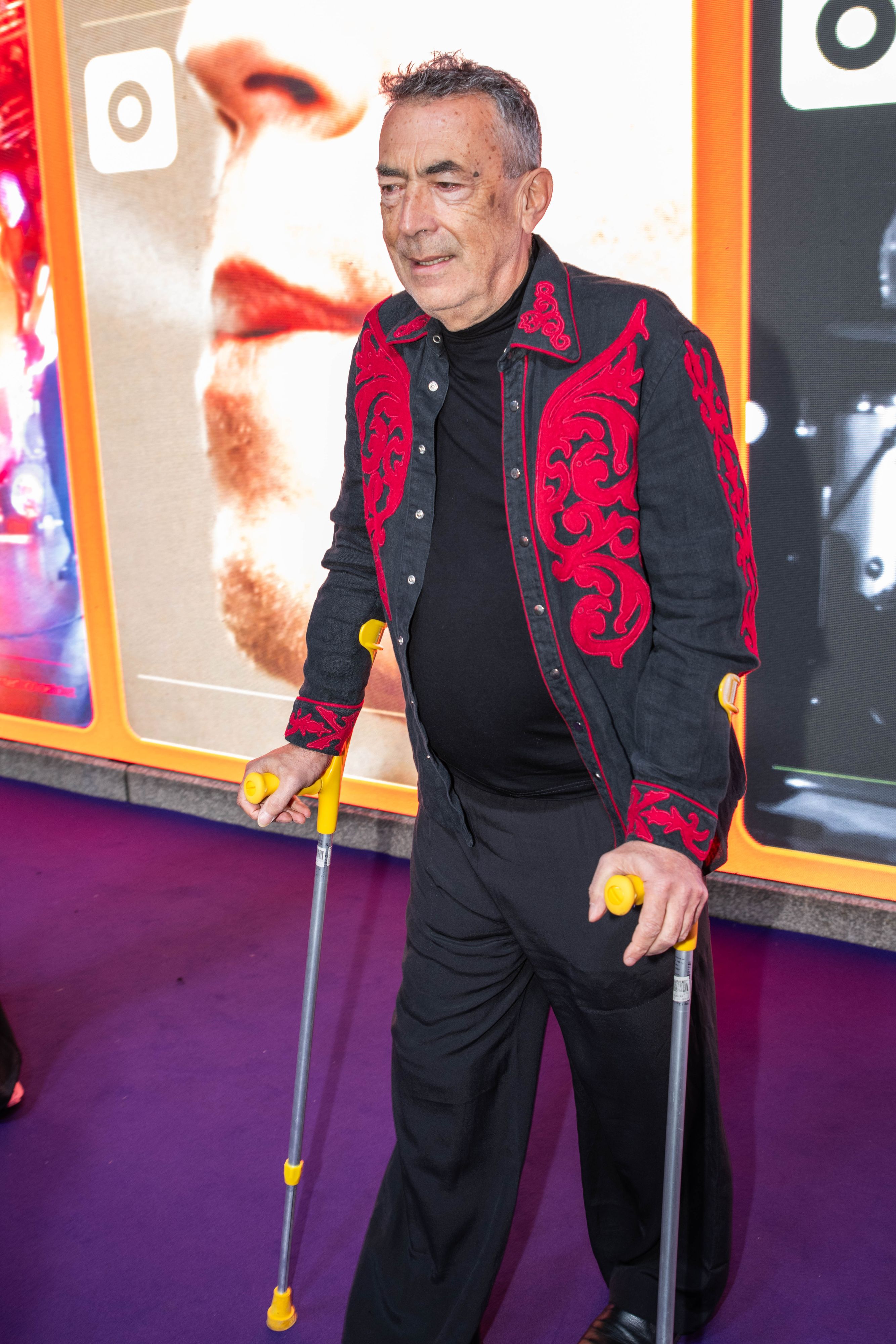 Hubert von Goisern kam mit Krücken zum Amadeus.