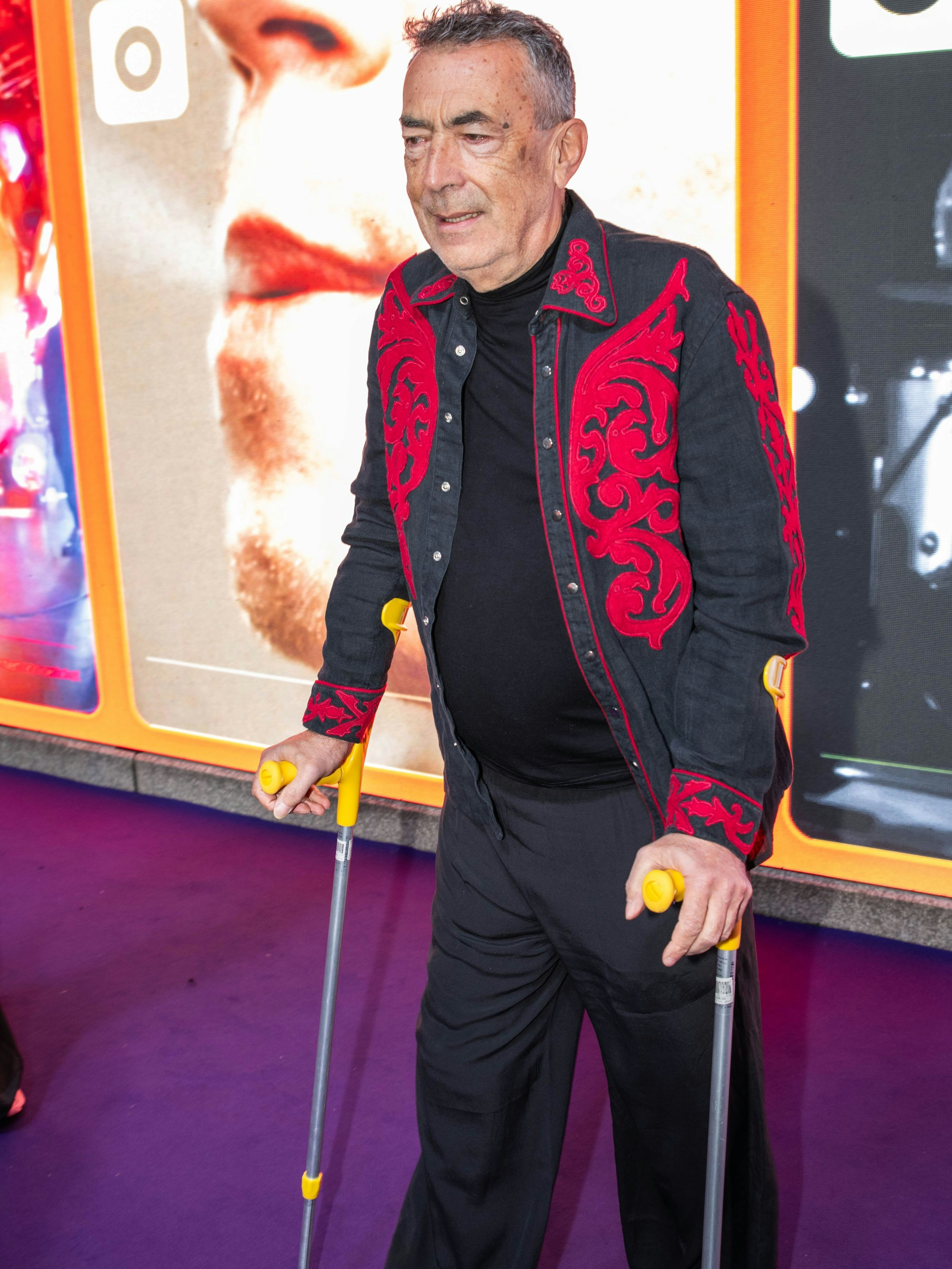 Hubert von Goisern kam mit Krücken zum Amadeus.