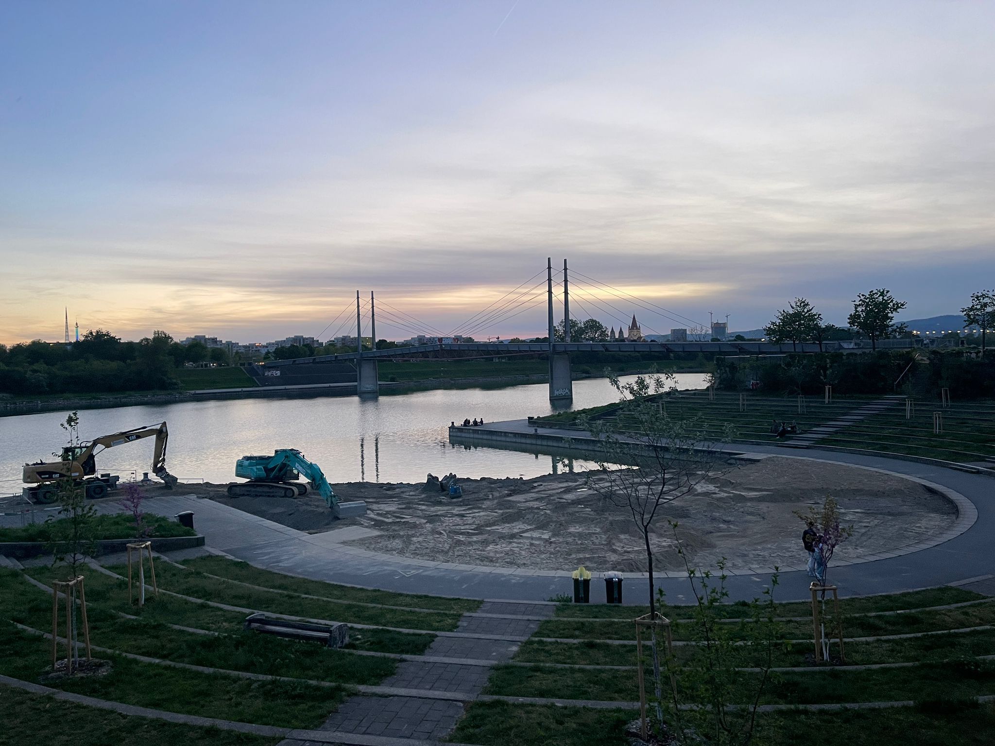 In der Kaisermühlenbucht wird derzeit Sand aufgeschüttet.