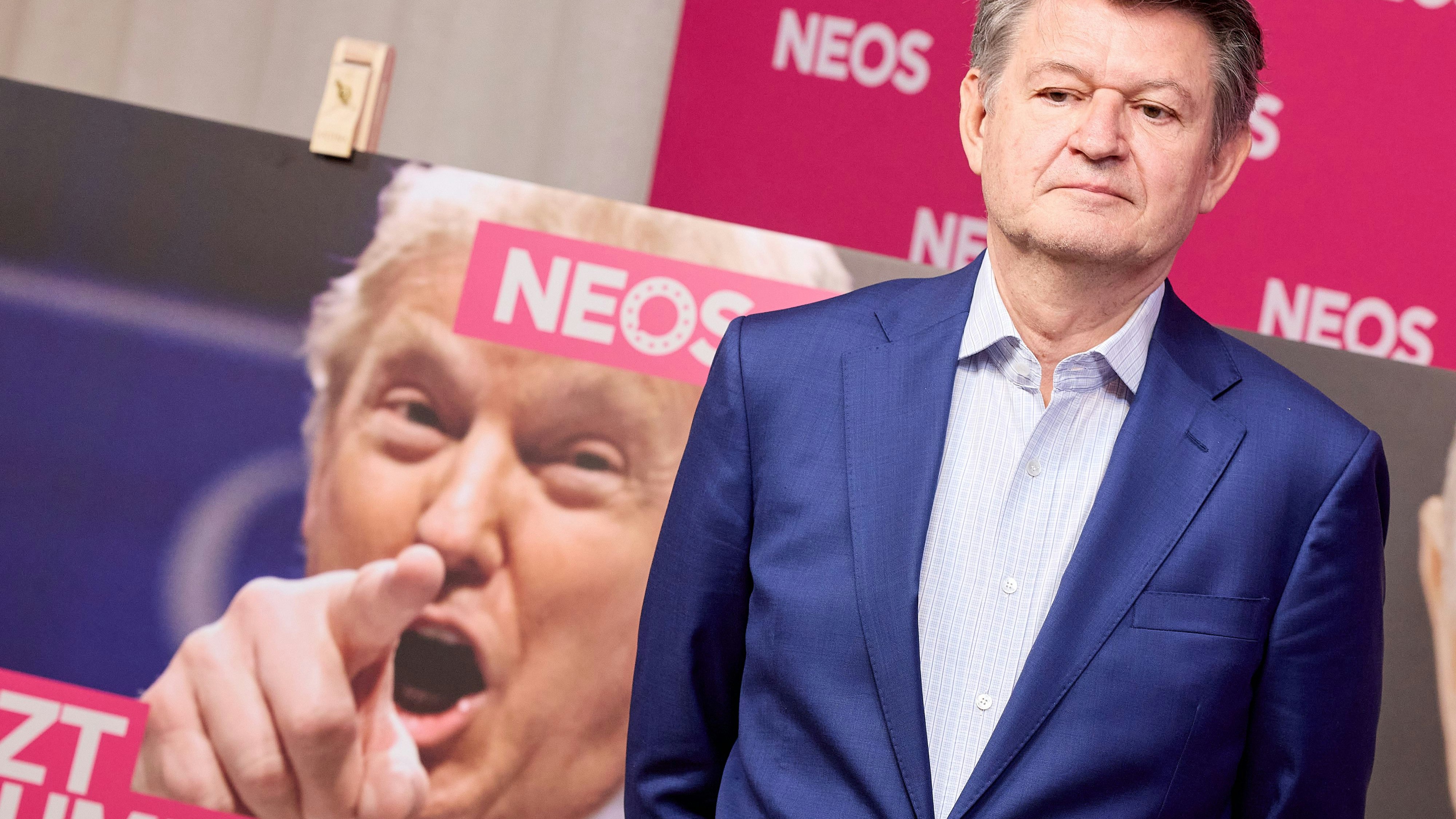 Trump im Nacken: Helmut Brandstätter, Spitzenkandidat der Neos für die EU-Wahl, bei der Präsentation der Wahlplakate 