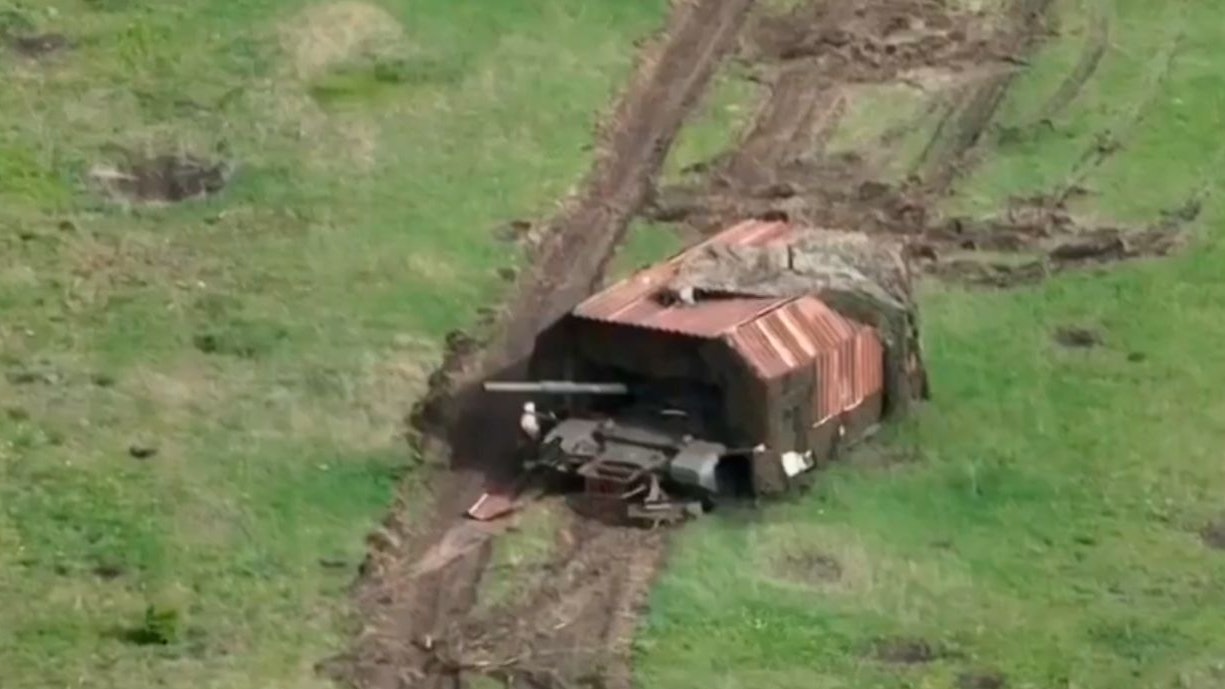 Die russische Armee setzt jetzt auf "Schildkröten"-Panzer. Der Blechverschlag soll sie vor Drohnenangriffen schützen. 