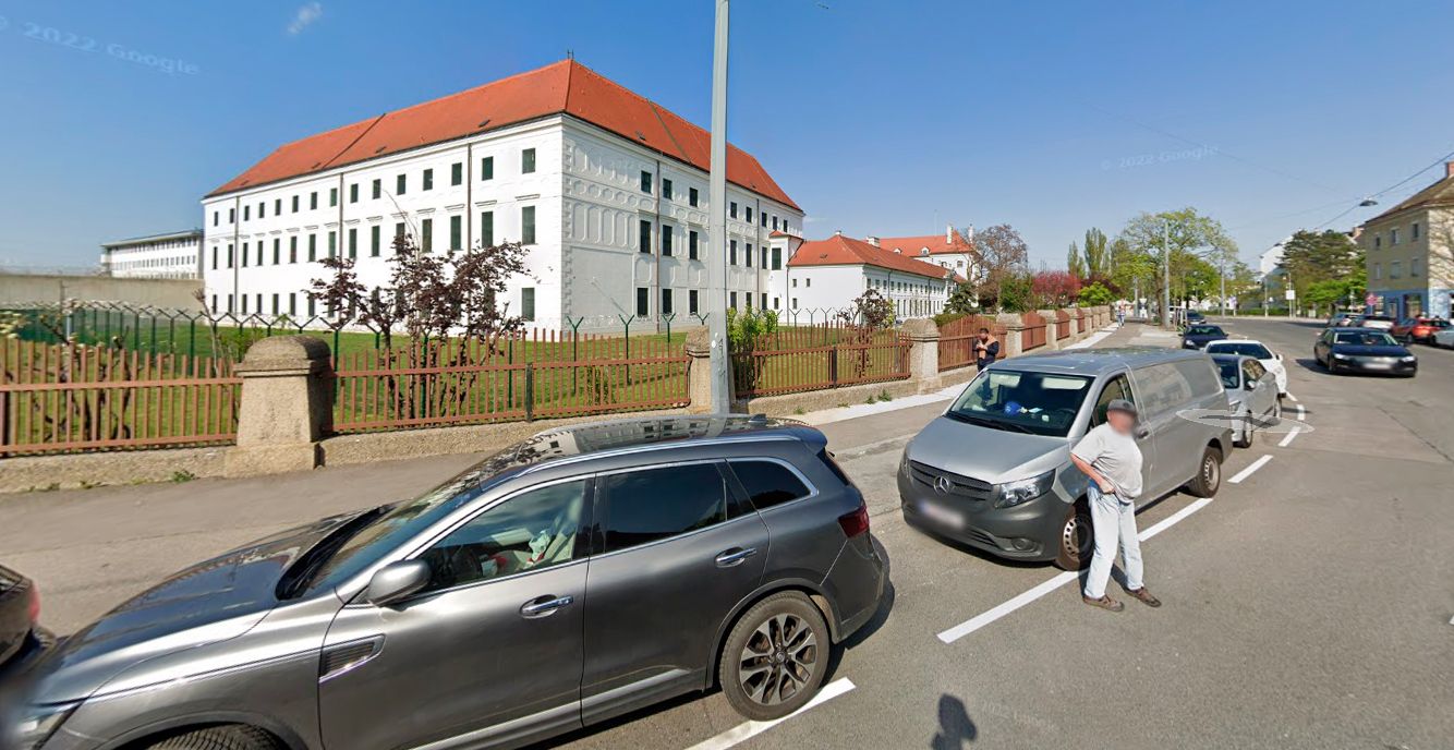 Blick auf die Justizanstalt Simmering in der Kaiser-Ebersdorfer-Straße.