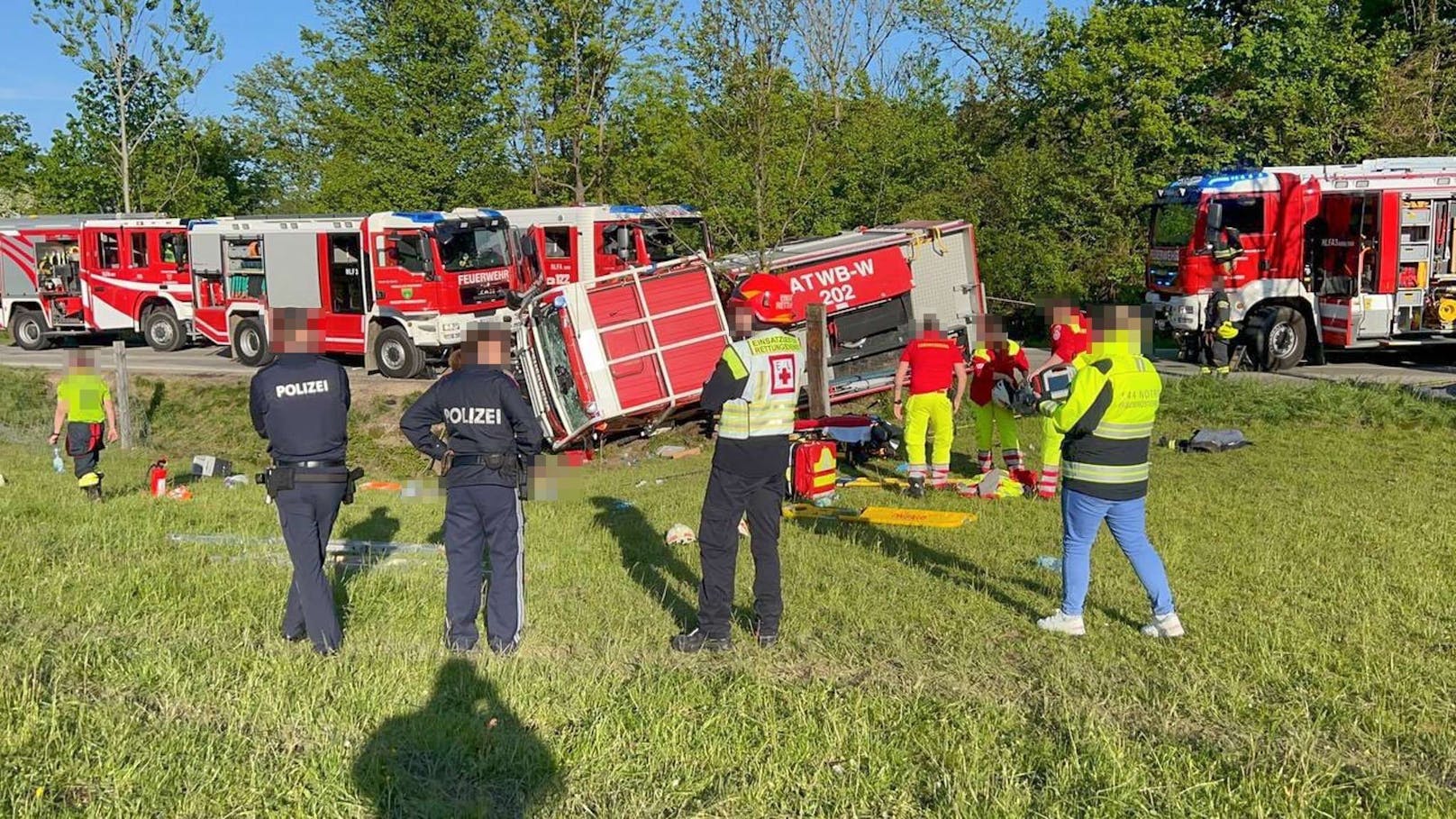 Feuerwehrauto umgestürzt – ein Toter, vier Verletzte