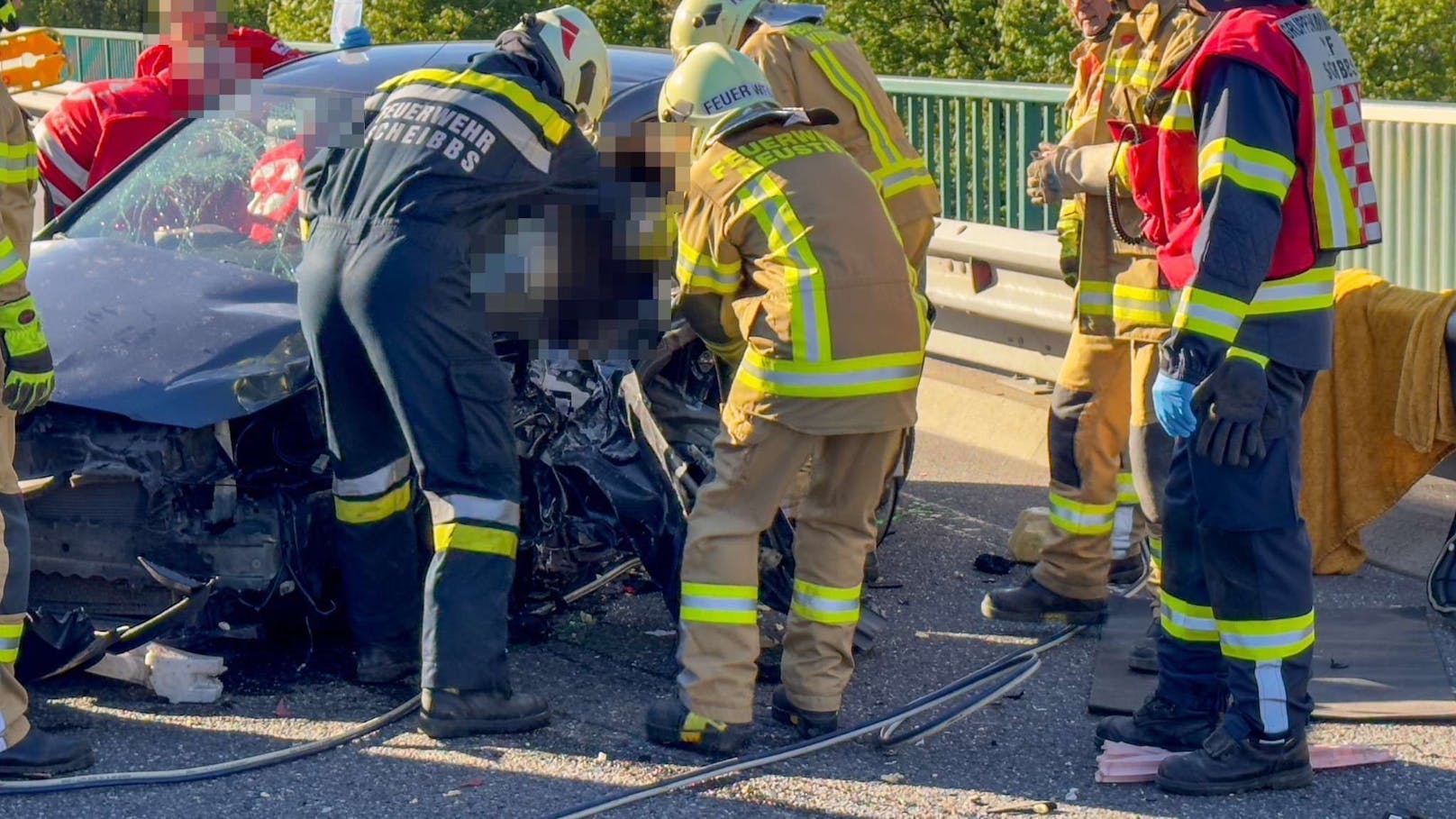 Kurz vor 8:00 Uhr am Freitagmorgen ereignete sich auf der Bundesstraße 25 bei Neustift im Bezirk Scheibbs ein schwerer Verkehrsunfall. Aus bislang noch ungeklärter Ursache kollidierten zwei Fahrzeuge miteinander, was zu einer dramatischen Situation führte.