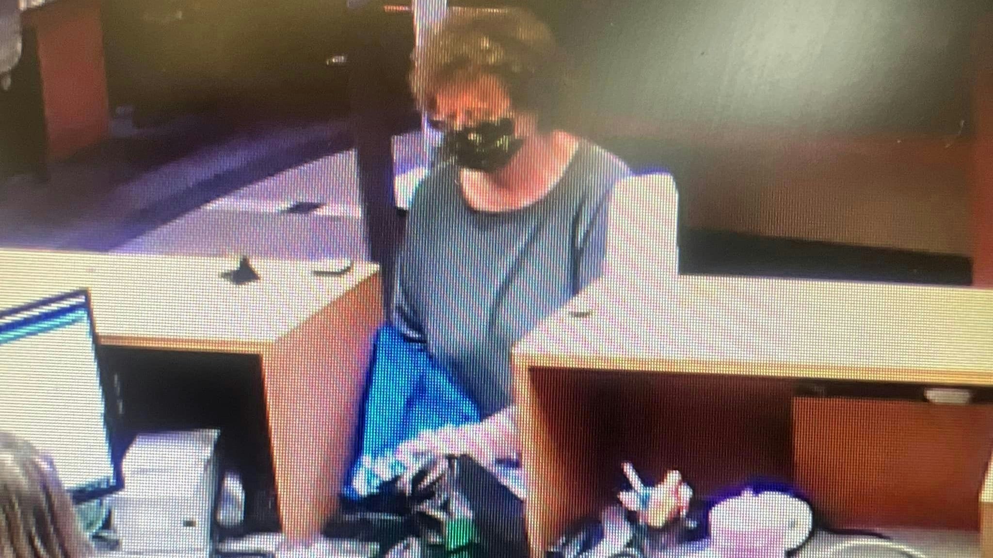 Aufnahmen der Überwachungskameras zeigen die Frau aus Ohio beim Überfall