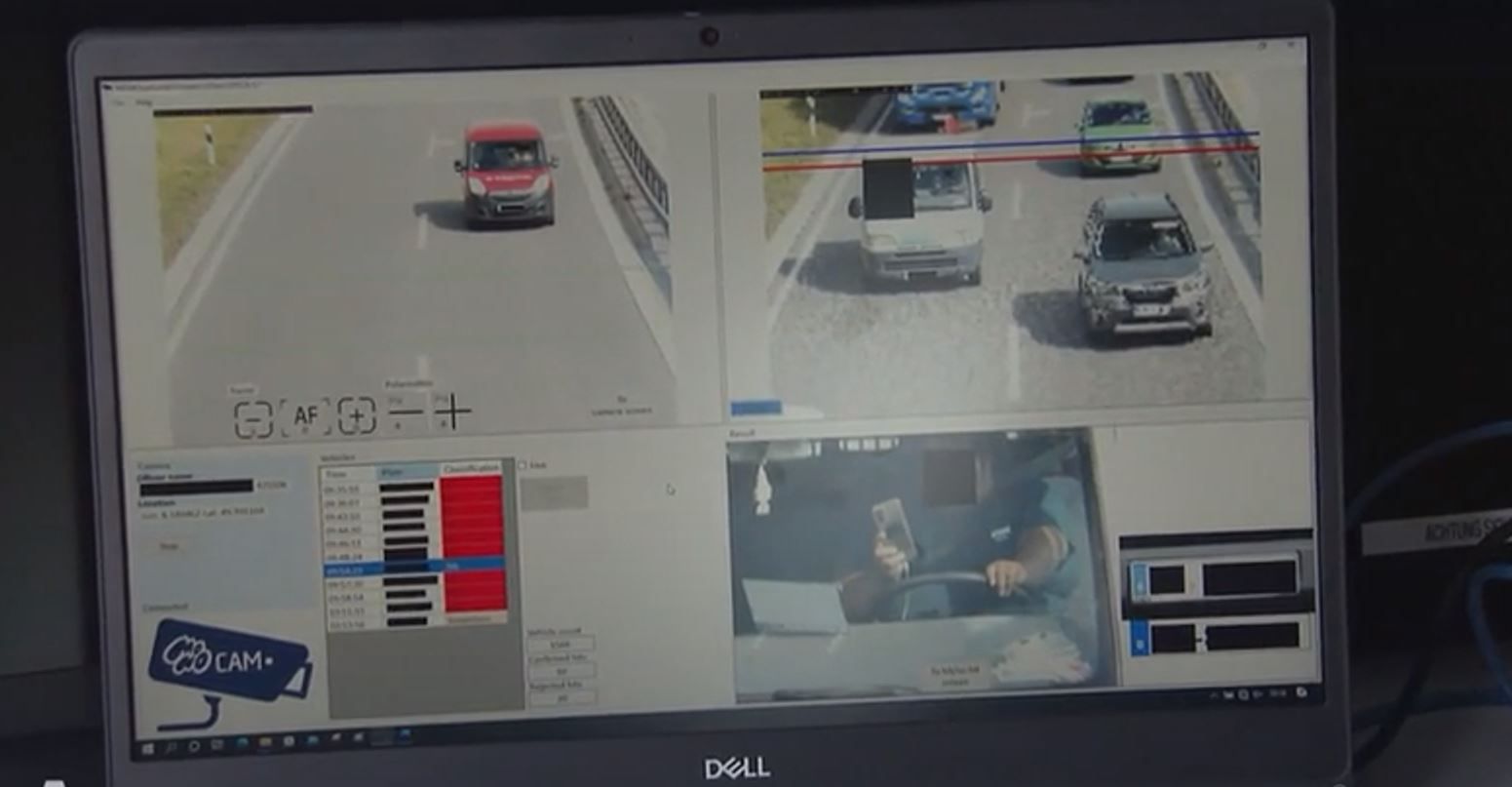 Über einen Bildschirm kann ein speziell geschulter Beamter das Handy-Radar beobachten.
