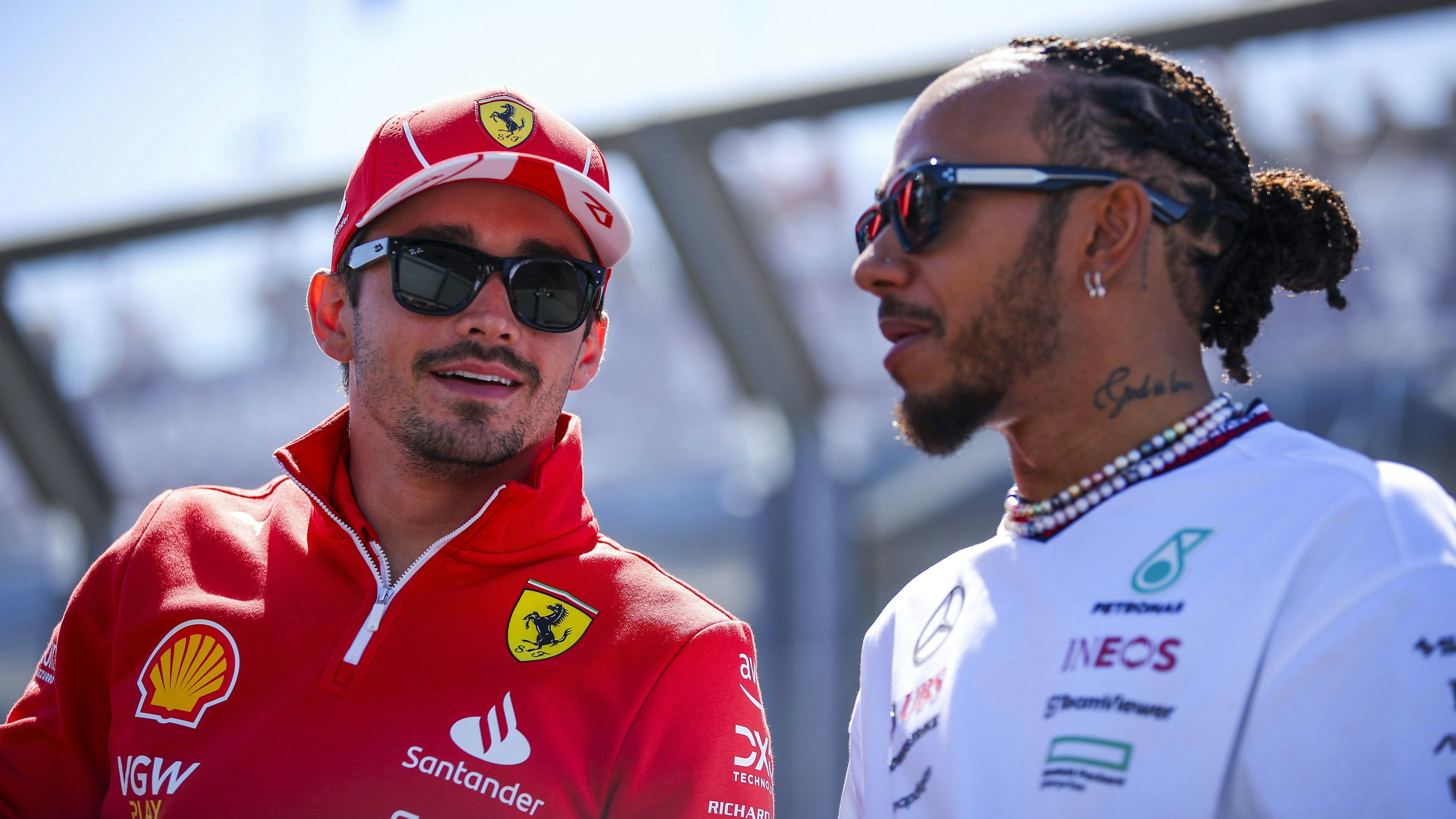 In der nächsten Saison sind Lewis Hamilton und Charles Leclerc Kollegen bei Ferrari.
