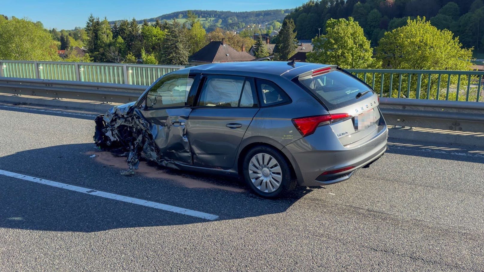 Kurz vor 8:00 Uhr am Freitagmorgen ereignete sich auf der Bundesstraße 25 bei Neustift im Bezirk Scheibbs ein schwerer Verkehrsunfall. Aus bislang noch ungeklärter Ursache kollidierten zwei Fahrzeuge miteinander, was zu einer dramatischen Situation führte.