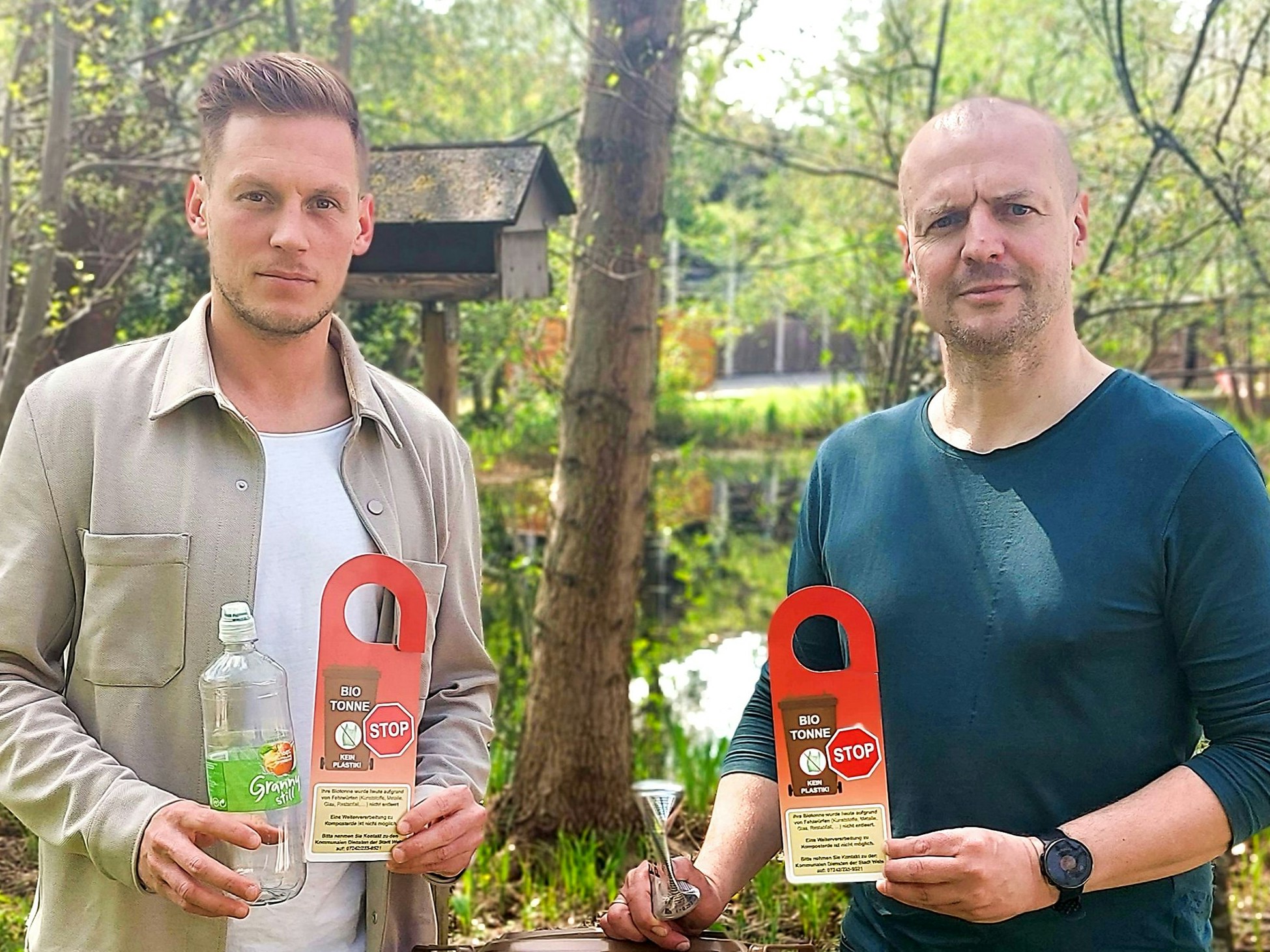 „Rote Karte“ für Biotonnen-Verschmutzer von Stadtrat Thomas Rammerstorfer und dem städtischen Abfall-Beauftragten Lukas Aitzetmüller.