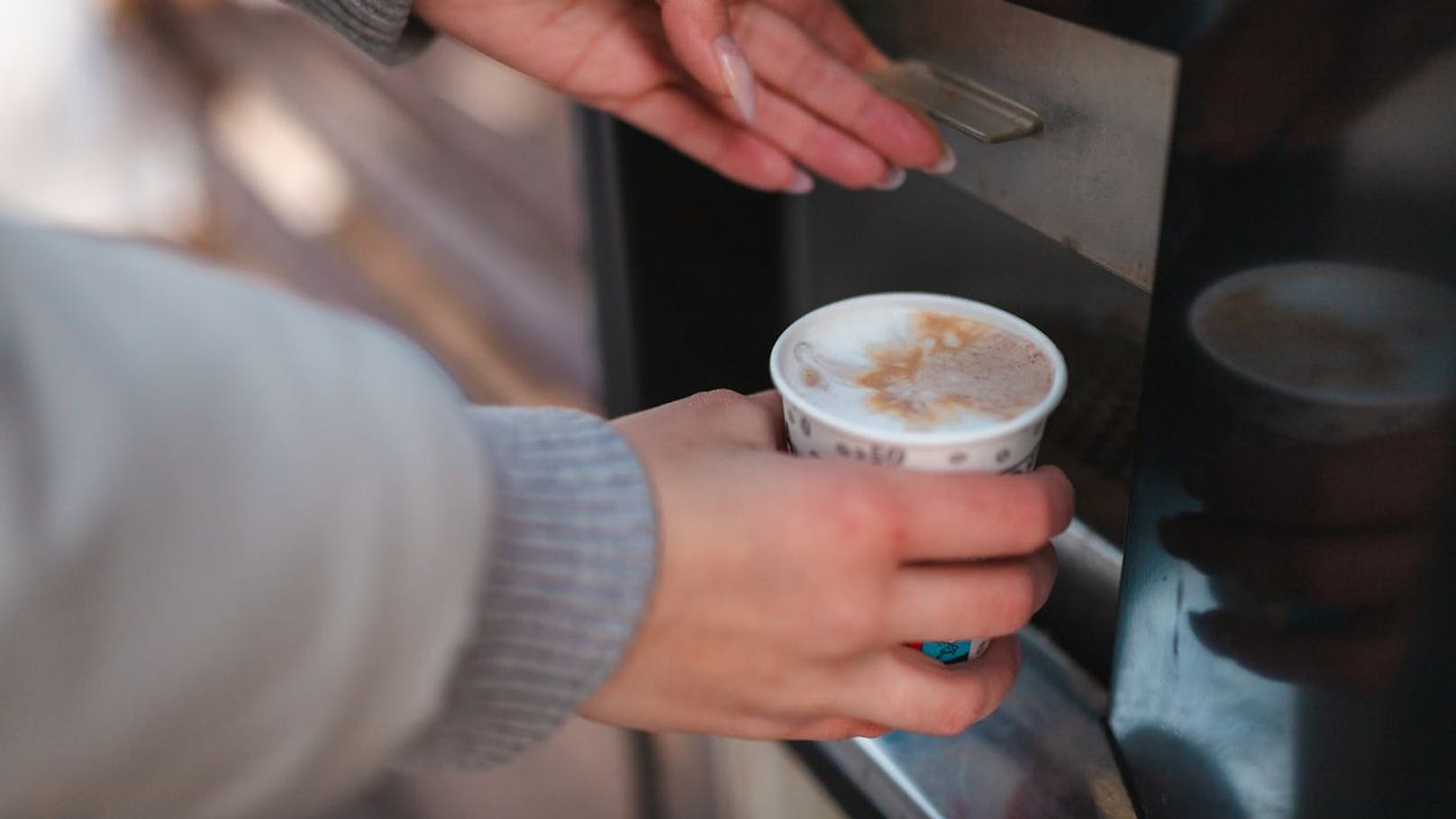 Kaffee aus dem Automat – dann kämpft Frau um ihr Leben