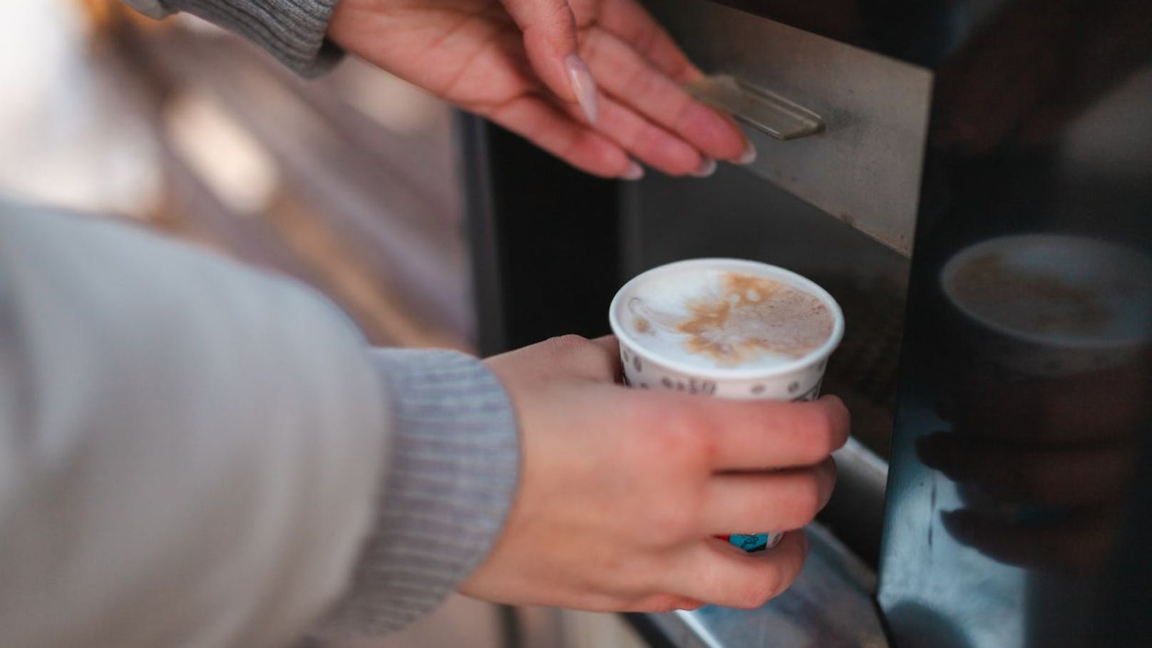 Kaffee aus dem Automat – dann kämpft Frau um ihr Leben