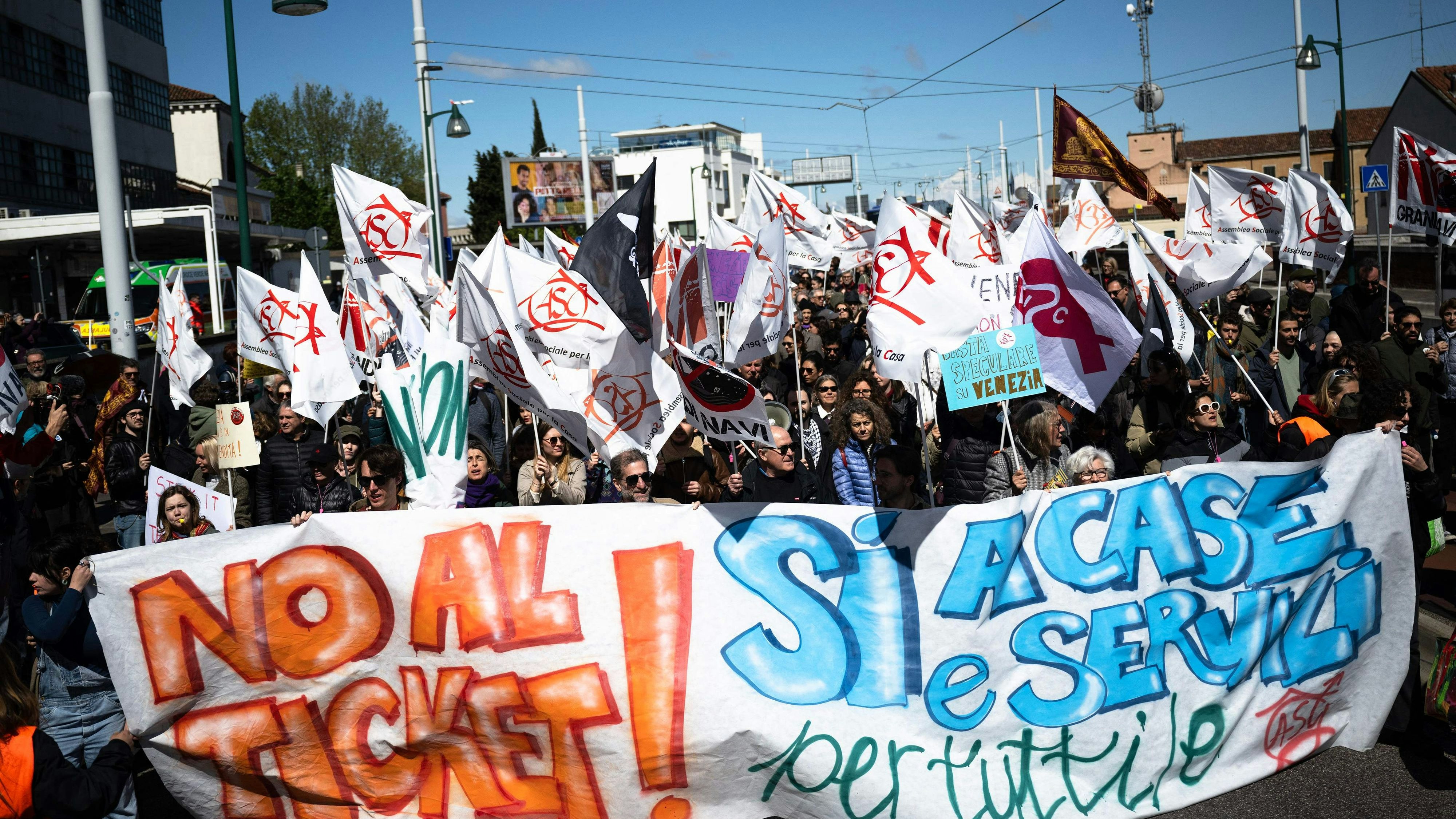 Download von www.picturedesk.com am 26.04.2024 (10:46).  Protestors hold a banner reading "No to ticket, Yes to houses and services for all" as they take part in a demonstration, against the new "Venice Access Fee", organised by the list "Tutta la citta insieme" (The whole city together) and members of several Venetians trade associations in "Piazzale Roma" in Venice, on April 25, 2024. Venice launched a new scheme to charge day-trippers for entering the historic Italian city, a world first intended to ease the pressure of mass tourism , but many residents are opposed, in Venice, on April 25, 2024. (Photo by MARCO BERTORELLO / AFP) - 20240425_PD2549 - Rechteinfo: Rights Managed (RM) Nur fÃ¼r redaktionelle Nutzung! Werbliche Nutzung erfordert Freigabe: bitte schicken Sie uns eine Anfrage.