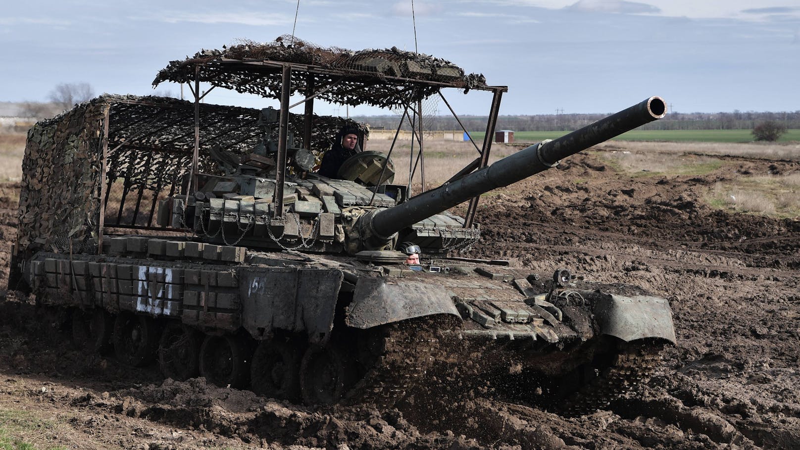 Eher klassische "Cope Cages" auf einem russischen T-80 Panzer auf der Krim im Februar 2024. 