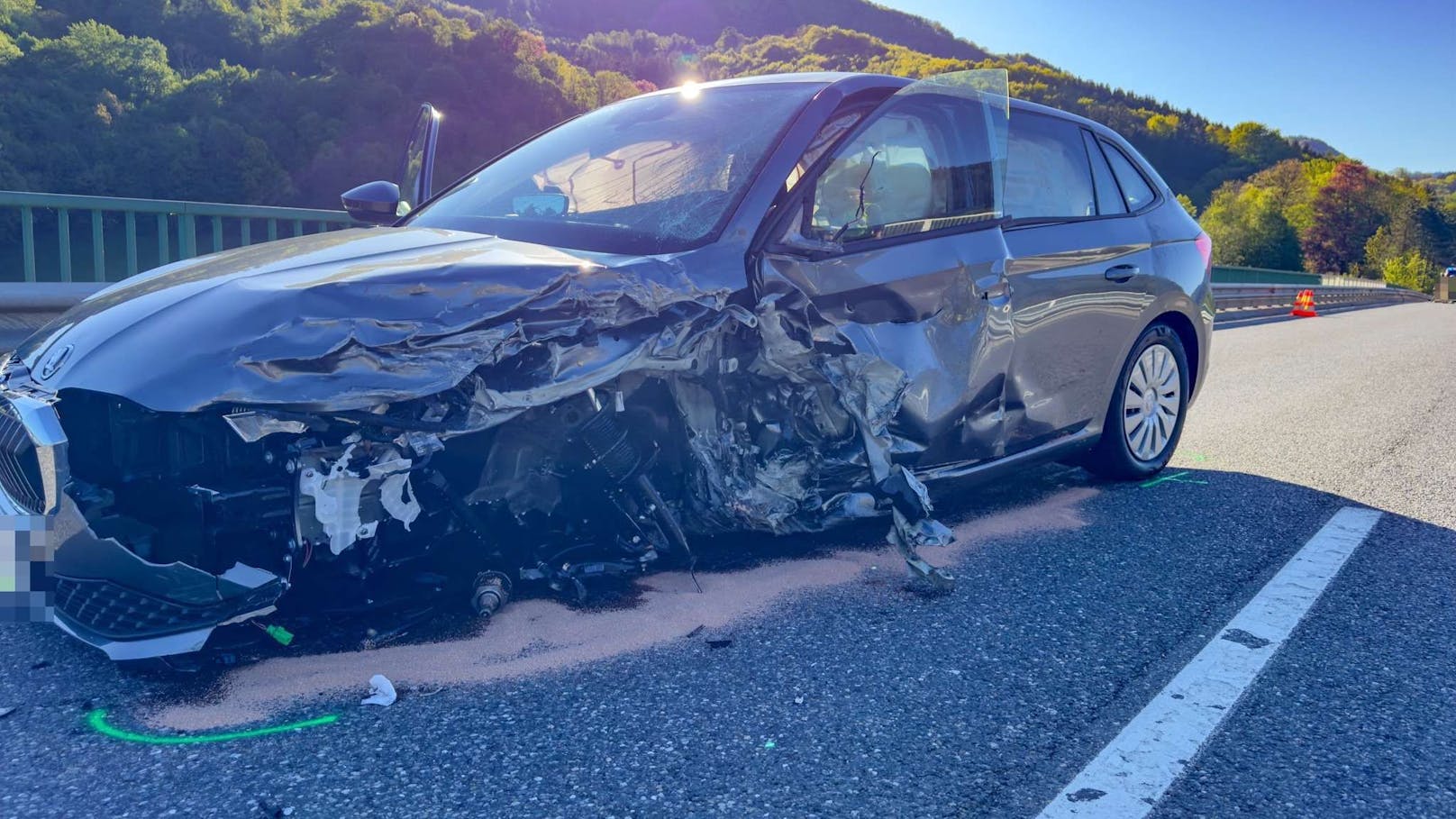 Kurz vor 8:00 Uhr am Freitagmorgen ereignete sich auf der Bundesstraße 25 bei Neustift im Bezirk Scheibbs ein schwerer Verkehrsunfall. Aus bislang noch ungeklärter Ursache kollidierten zwei Fahrzeuge miteinander, was zu einer dramatischen Situation führte.