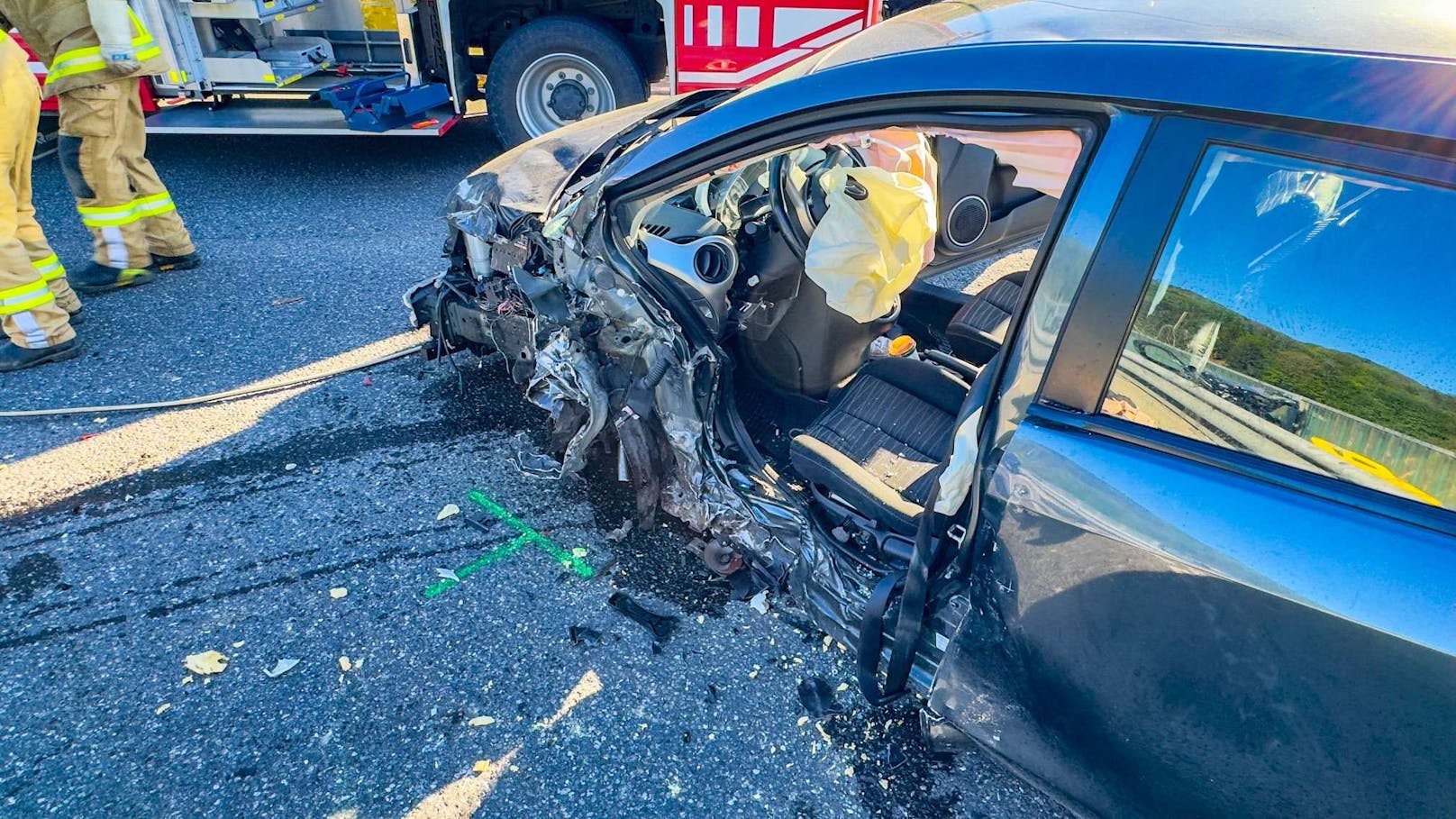 Kurz vor 8:00 Uhr am Freitagmorgen ereignete sich auf der Bundesstraße 25 bei Neustift im Bezirk Scheibbs ein schwerer Verkehrsunfall. Aus bislang noch ungeklärter Ursache kollidierten zwei Fahrzeuge miteinander, was zu einer dramatischen Situation führte.