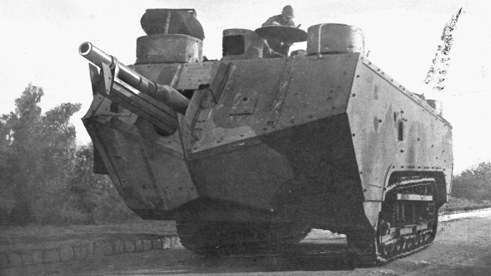 Ein französischer Panzer vom Typ Saint-Chamond aus der Ära des Ersten Weltkriegs 1914 bis 1918. Nach mehr als einhundert Jahren Fortschritts sehen russische Panzer wieder ähnlich aus.