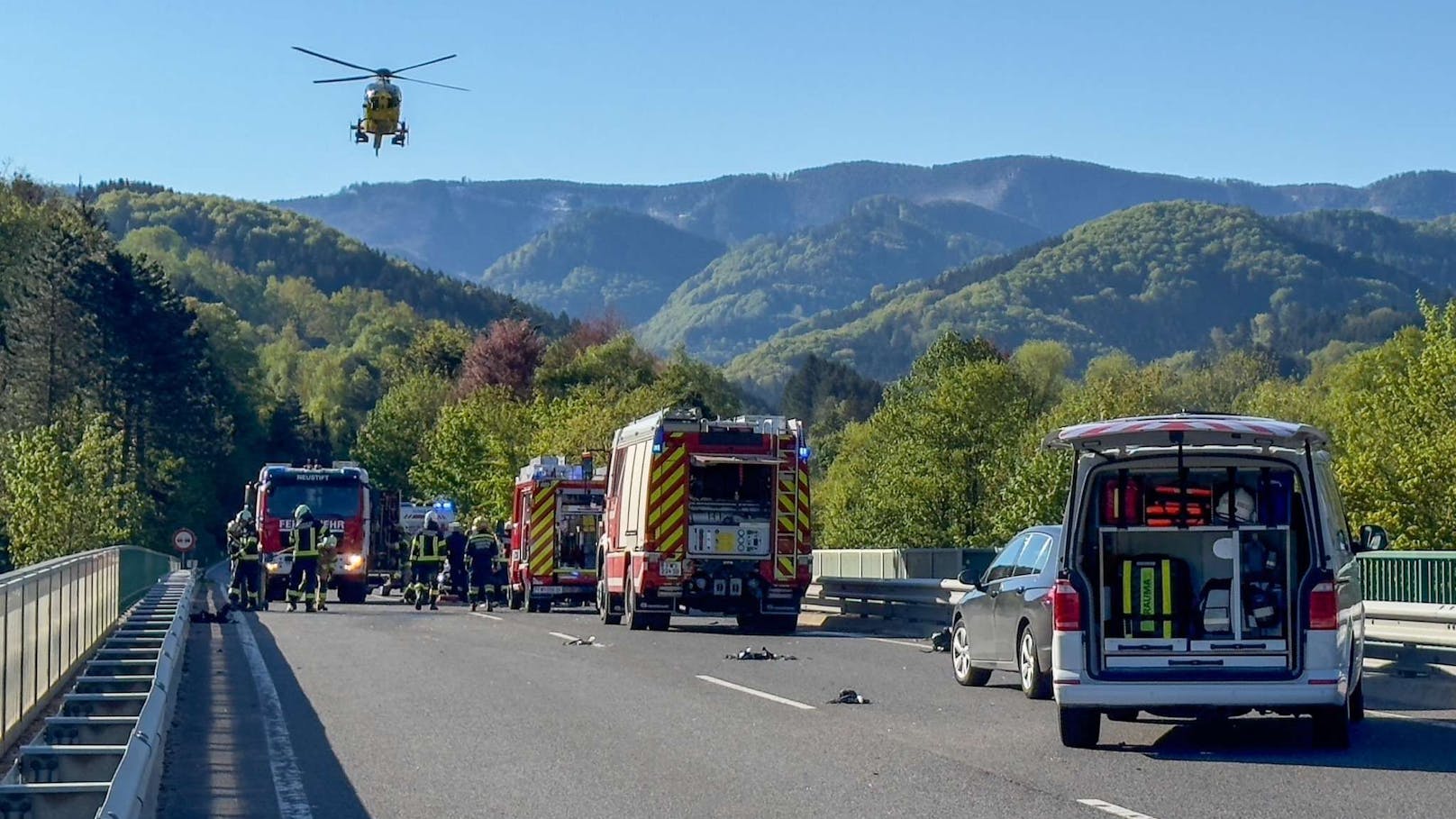 Kurz vor 8:00 Uhr am Freitagmorgen ereignete sich auf der Bundesstraße 25 bei Neustift im Bezirk Scheibbs ein schwerer Verkehrsunfall. Aus bislang noch ungeklärter Ursache kollidierten zwei Fahrzeuge miteinander, was zu einer dramatischen Situation führte.