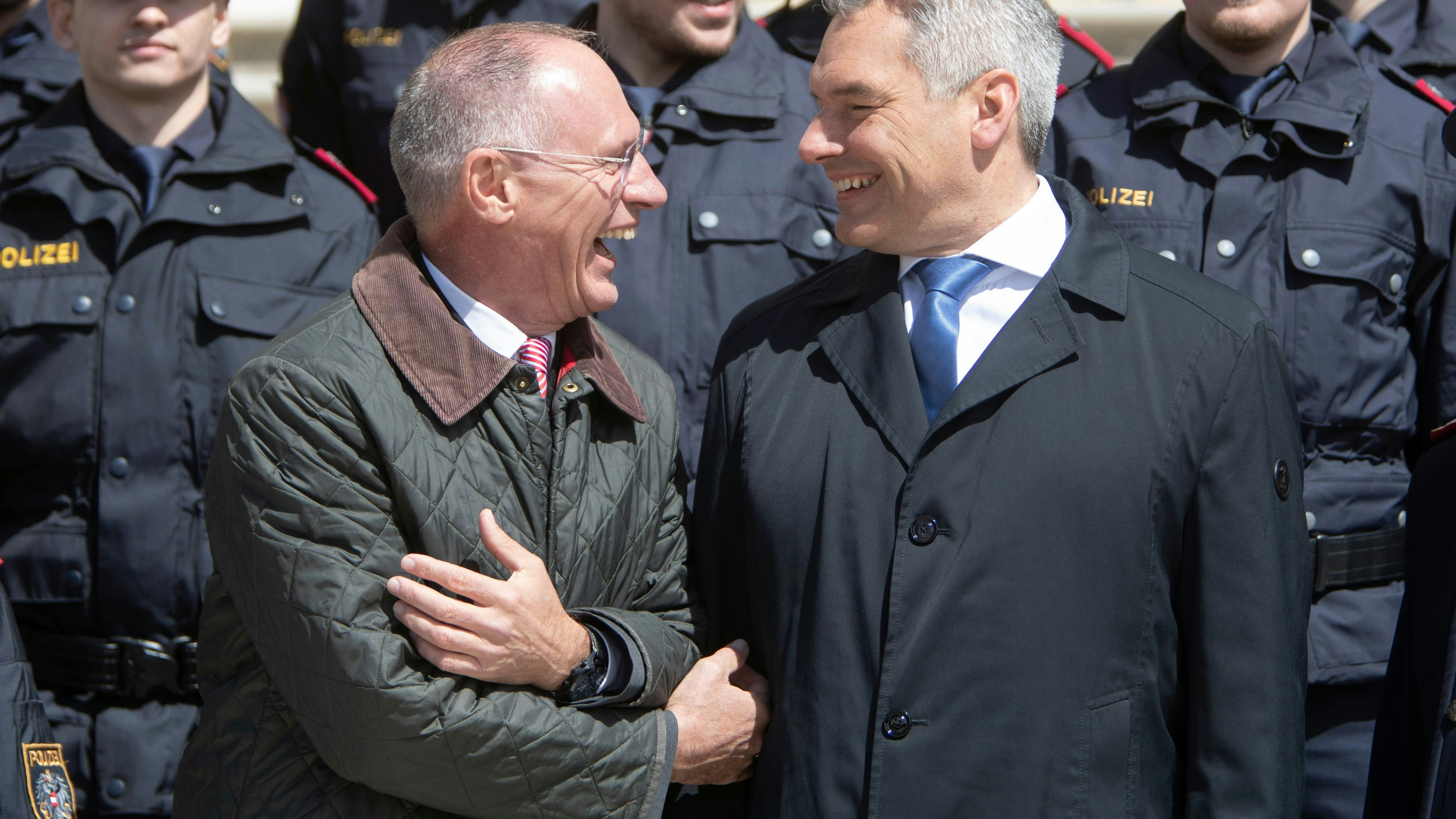 Bundeskanzler Karl Nehammer und Innenmister Gerhard Karner während der Angelobung der neuen Polizeibeamten im Schlosspark Schönbrunn am 25 April 2024