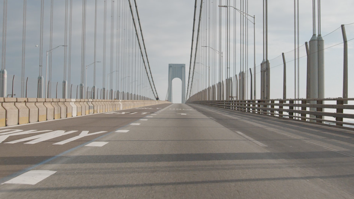 Peloton-Mitglieder können mit der automatischen Steigungsfunktion des Peloton Tread, die sich in Echtzeit an das Gelände der Strecke anpasst, eine neue Ebene der Immersion erleben.